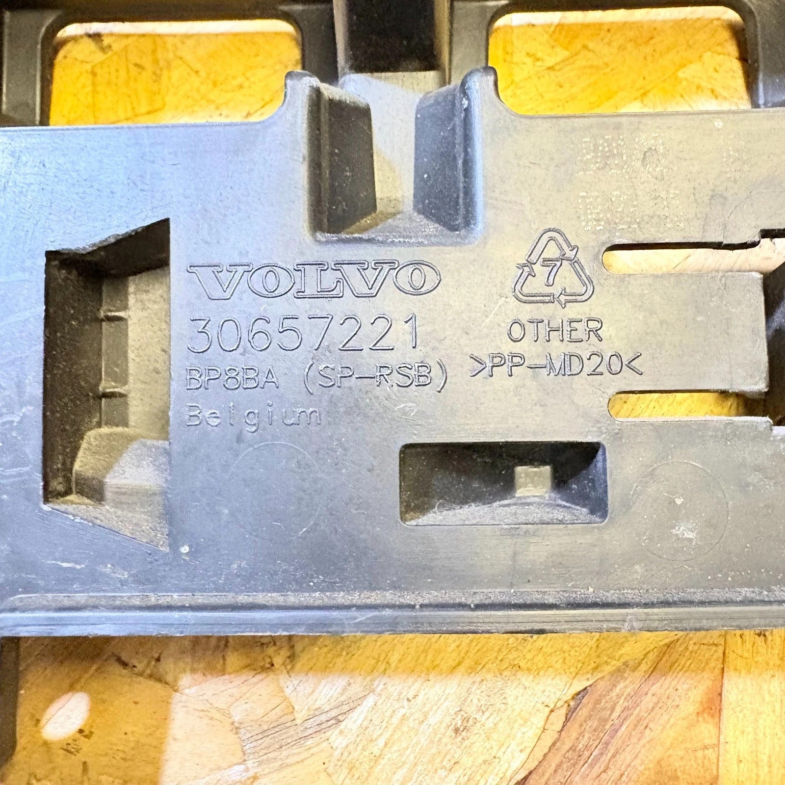 Volvo C30 Rear Bumper Centre Bracket Mount 30657221 Mk1 2007-2013 3 Door