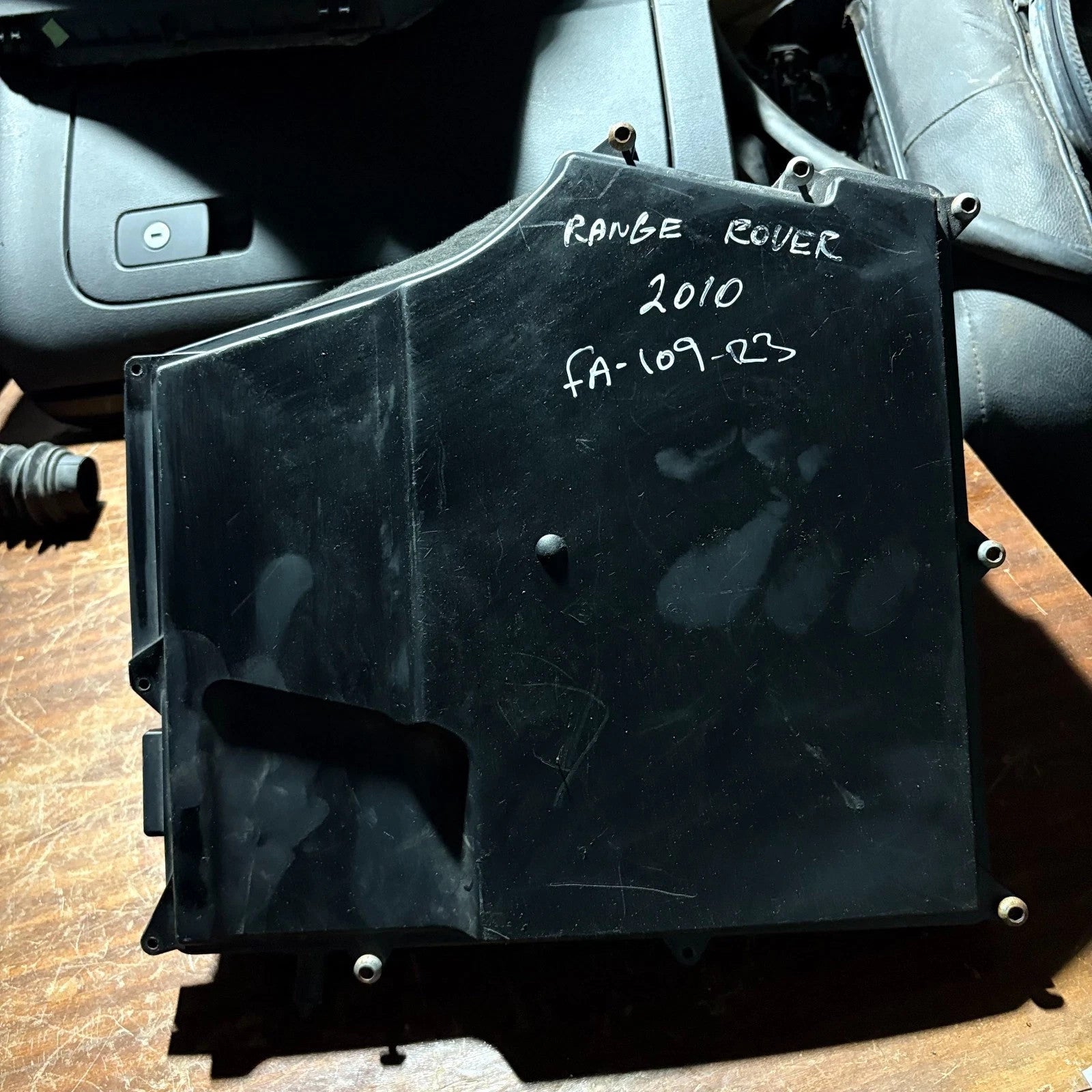 Range Rover L322 2010-2012 ECU Housing Engine Computer Fuse Box Case 7516708-01