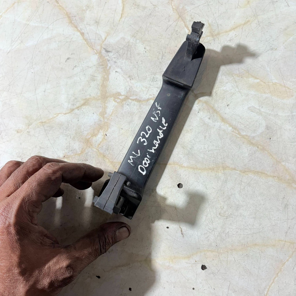 MERCEDES ML 320 EXTERNAL DOOR HANDLE PASSENGER FRONT LEFT SIDE