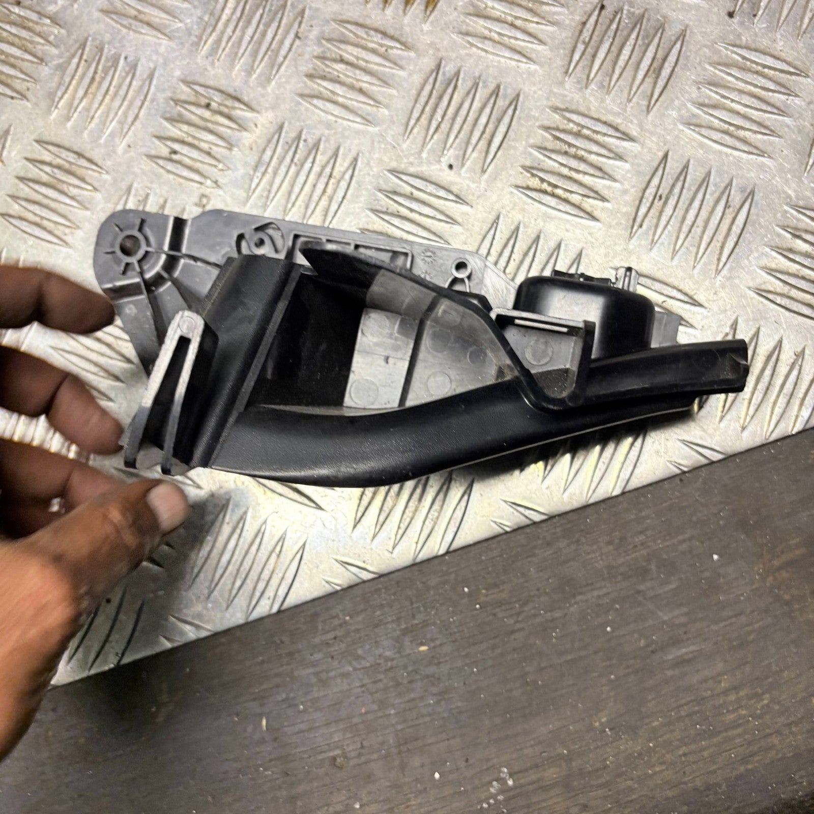 2013 VOLVO V40 REAR LEFT SEAT BELT BRACKET 31305594