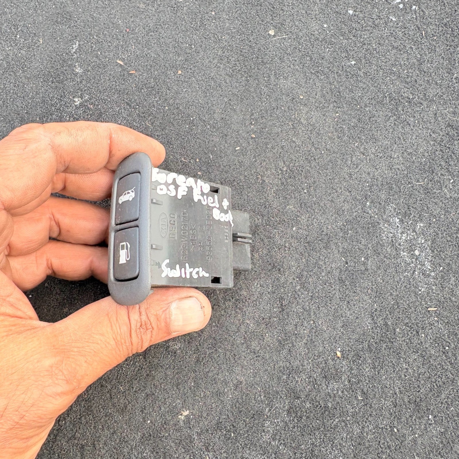 KIA SORENTO DRIVER FRONT FUEL FLAP SWITCH 93550-3E020