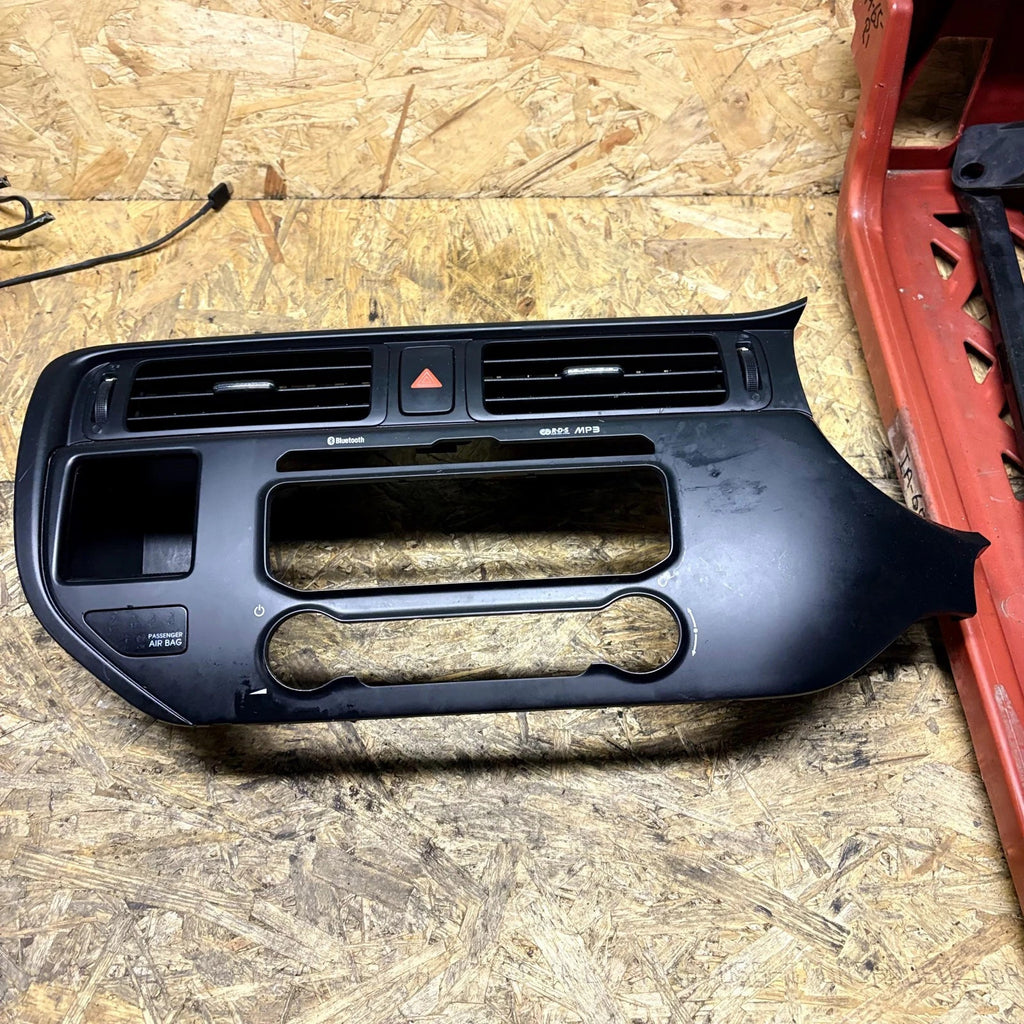 2013 KIA RIO RADIO TRIM WITH AIRVENTS 97420-1W900, 84741-1W900 2012-2016