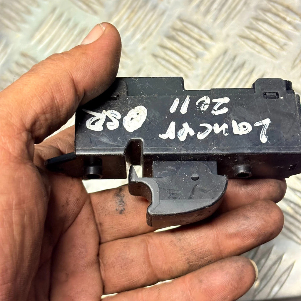 Mitsubishi Lancer & Sportback Rear Right Window Switch RHD 8608A066 07-17
