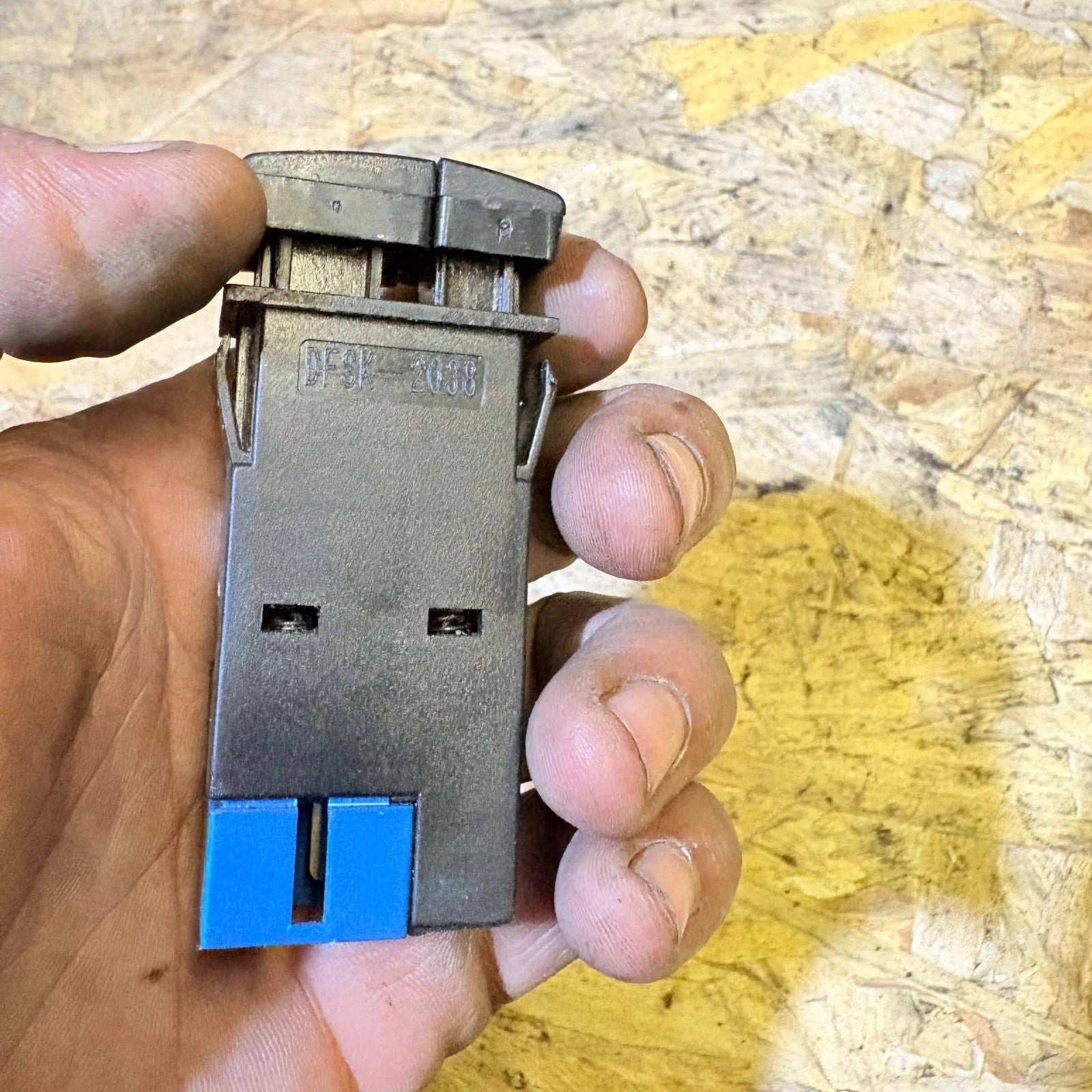 DFSK Loadhopper Fog Switch DFSK-2038 Van/Pickup up to 2014 & 2015+ K01H 2019+