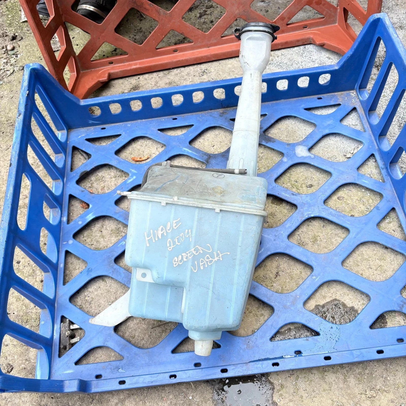 Toyota HiAce Windscreen Washer Bottle Reservoir & Pump 2004 2005 060351-833