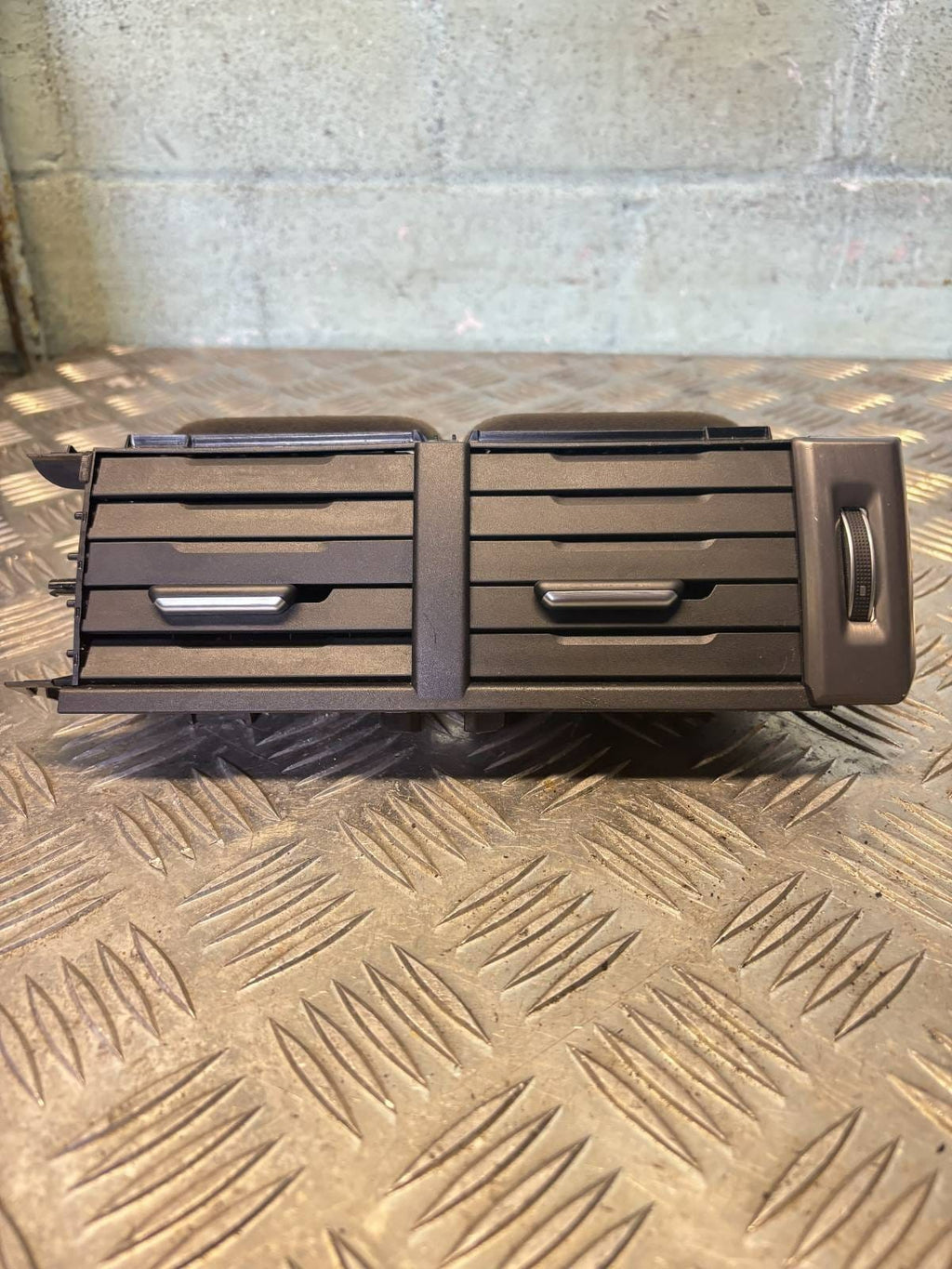 2018 LR RR EVOQUE L538 GJ3M-014L21-AB Central Dashboard Ventilator
