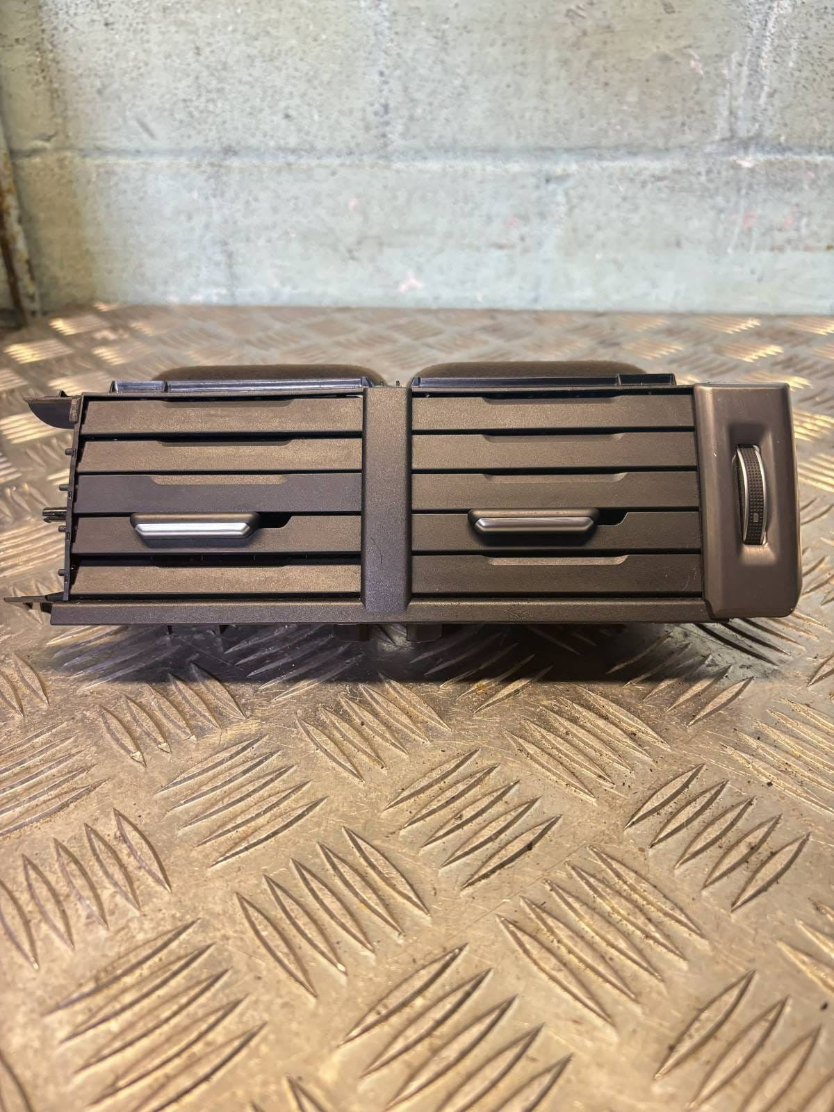 2018 LR RR EVOQUE L538 GJ3M-014L21-AB Central Dashboard Ventilator