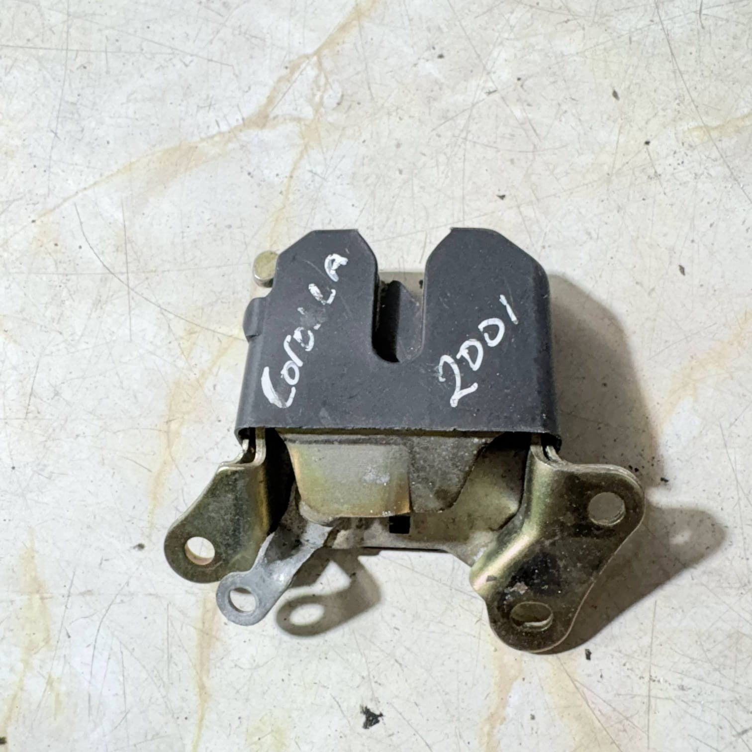 Toyota Corolla boot tailgate lock 2001