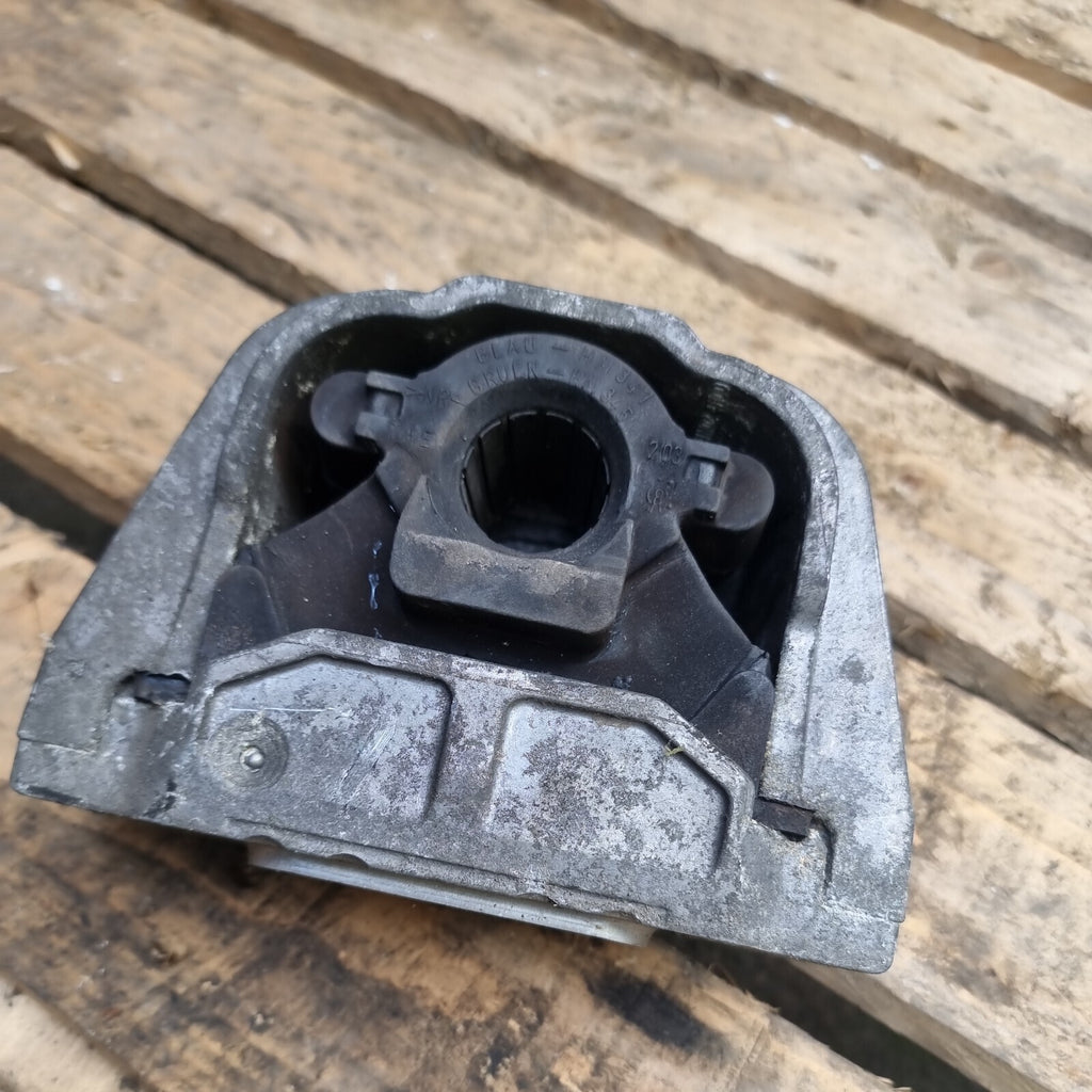 Skoda Octavia 2004-2011-Driver Right Side Engine Mount-1K0199262 (A89)
