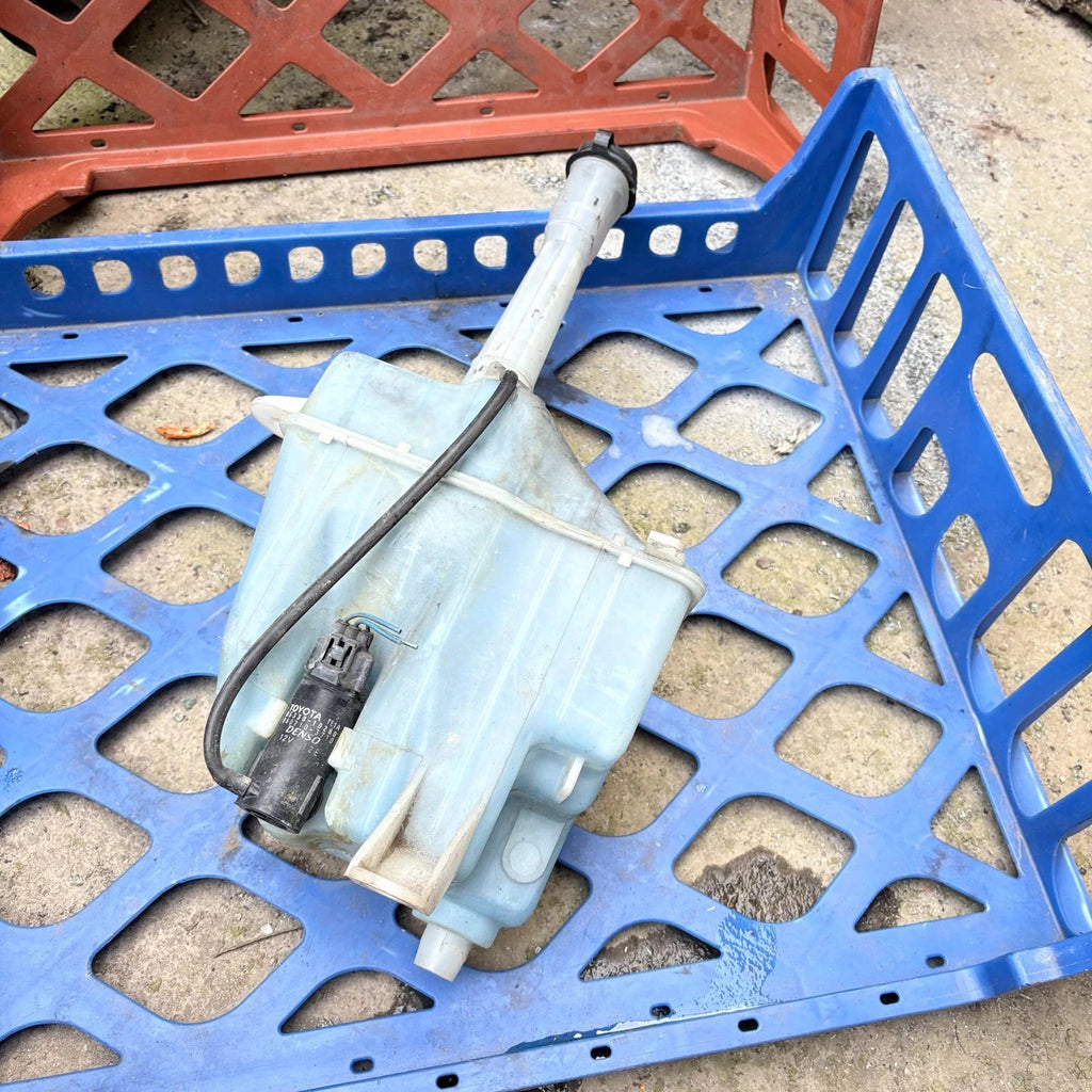 Toyota HiAce Windscreen Washer Bottle Reservoir & Pump 2004 2005 060351-833