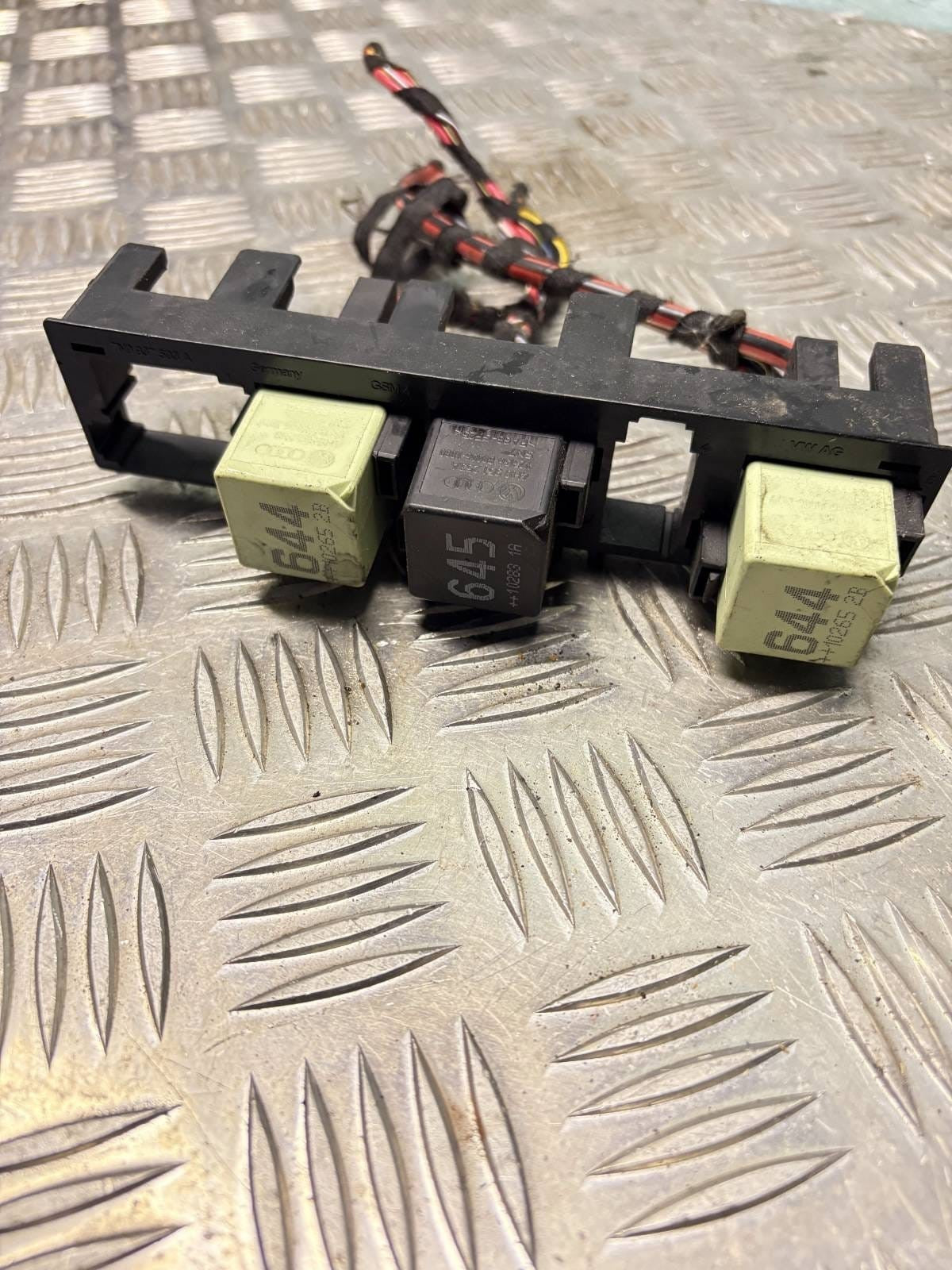 VOLKSWAGEN GOLF RELAY BRACKET 7N0937503A