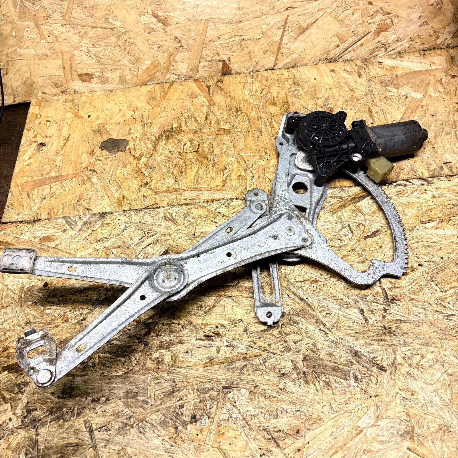 2000 MERCEDES E CLASS FRONT PASSENGER SIDE WINDOW REGULATOR 0130821703