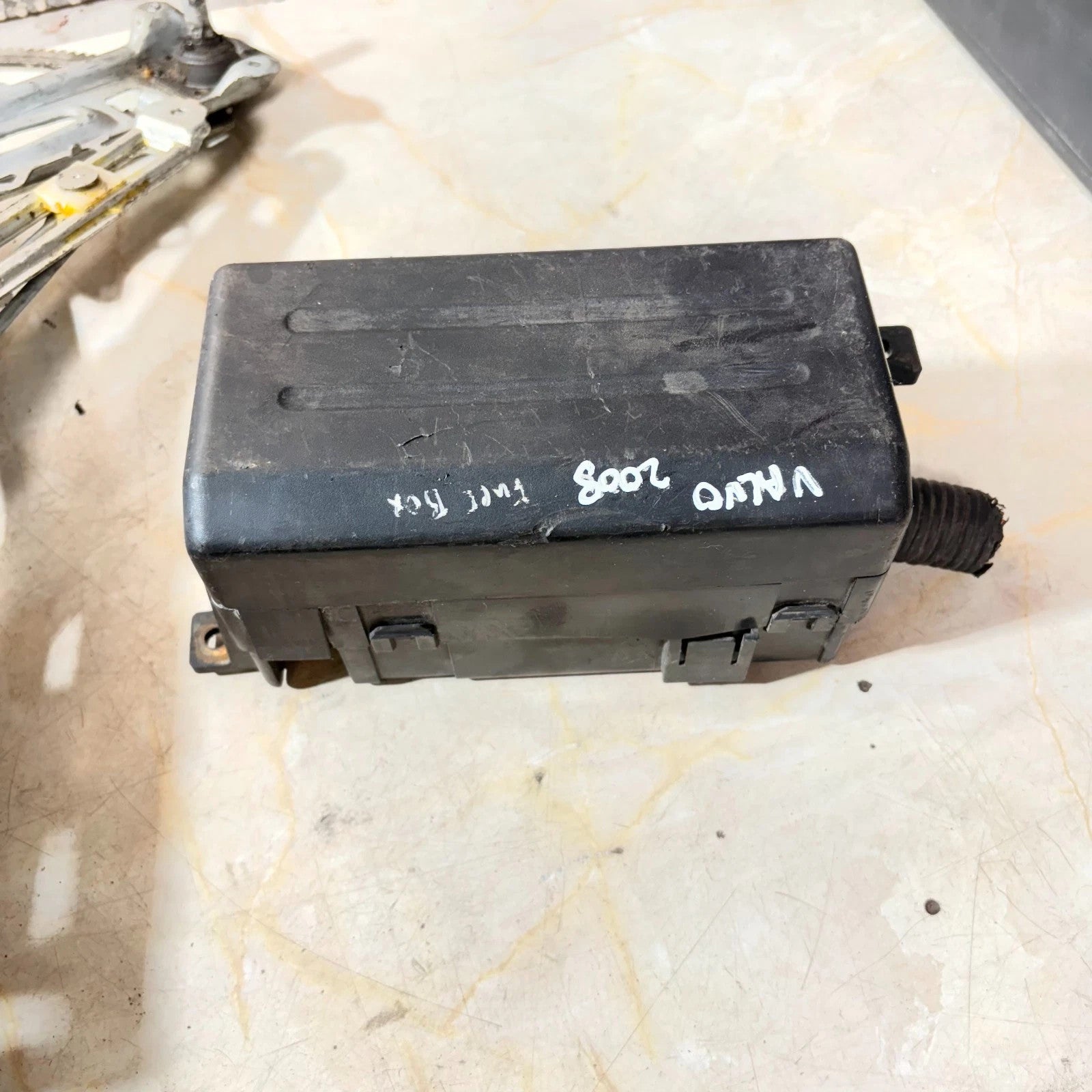 Volvo V50 MK1 Facelift 2007-2012 Engine Bay Fuse Box Module Cover Lid
