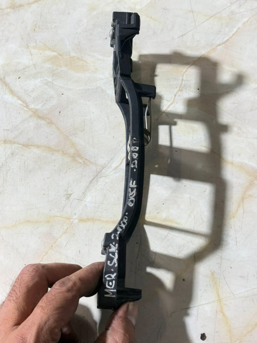 MERCEDES CLK 230K C208 W208 1997-2002 2DR LEFT EXTERIOR DOOR HANDLE CARRIER