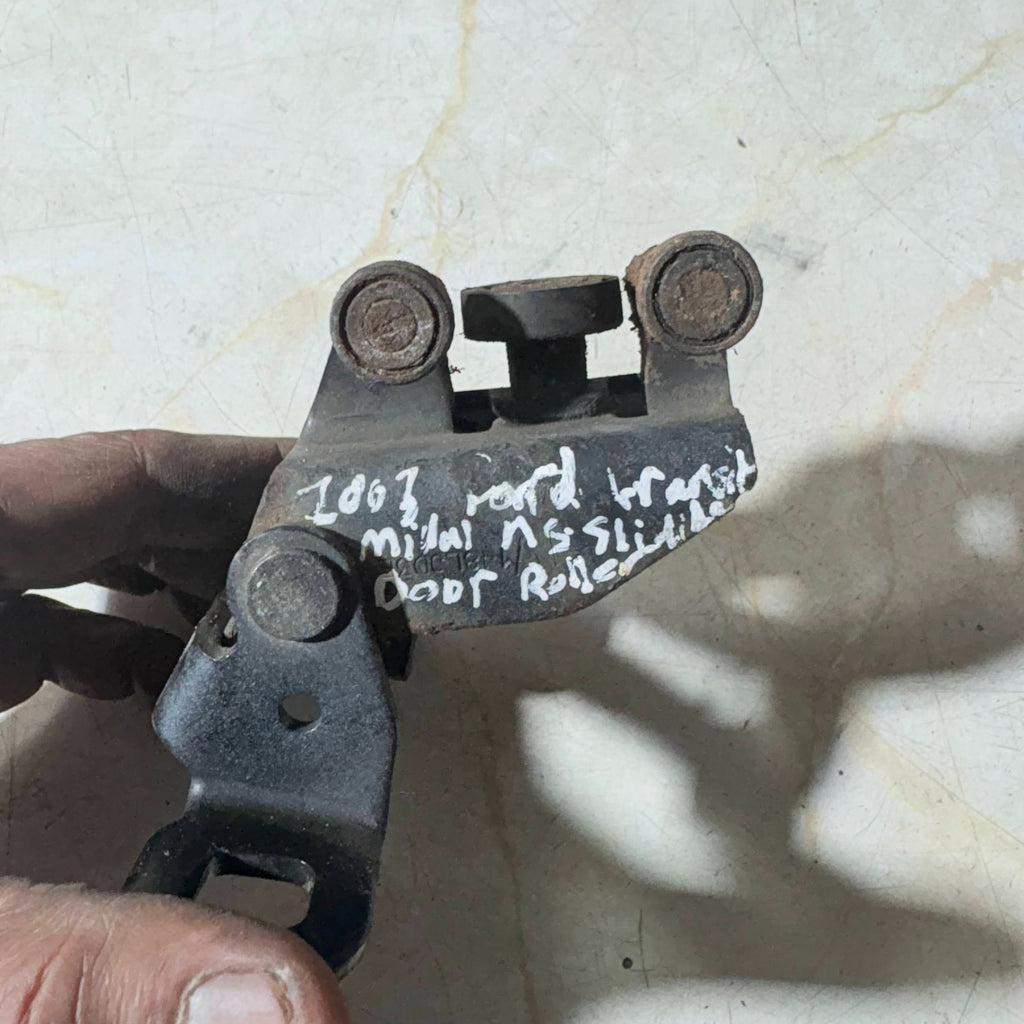 FORD TRANSIT CUSTOM SIDE LOADING DOOR MIDDLE ROLLER GUIDE