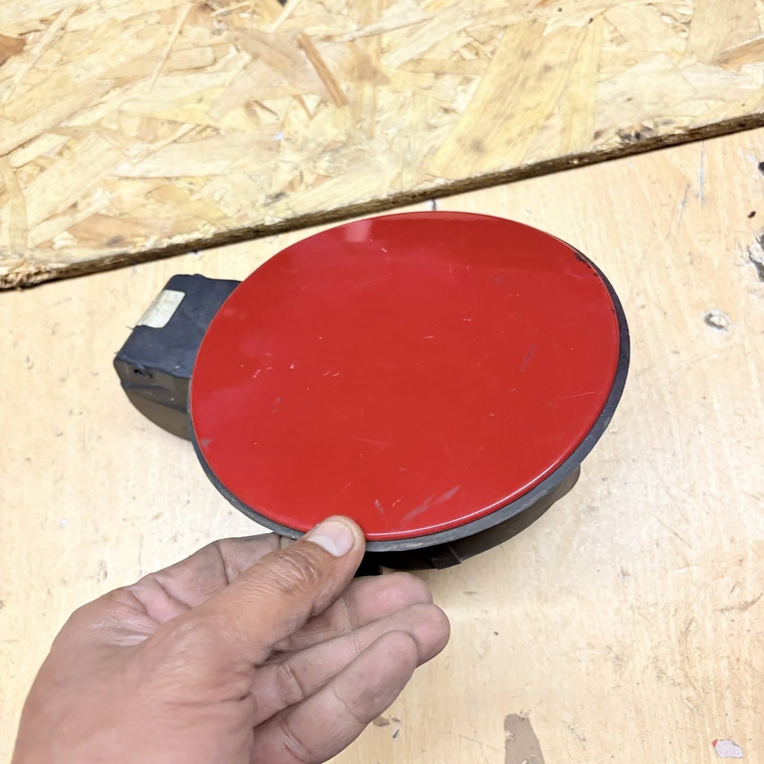 MR959151 038402 ZSB638401 Fuel door Gas cover Tank cap (2006) Red