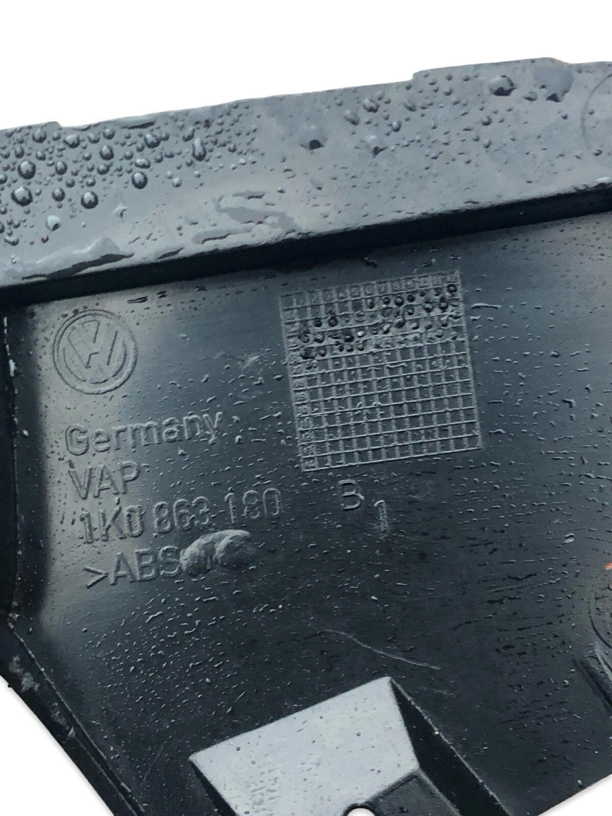 VW Jetta 1K Mk5 OS Right Fuse Box Housing Dashboard End 1K0863180B