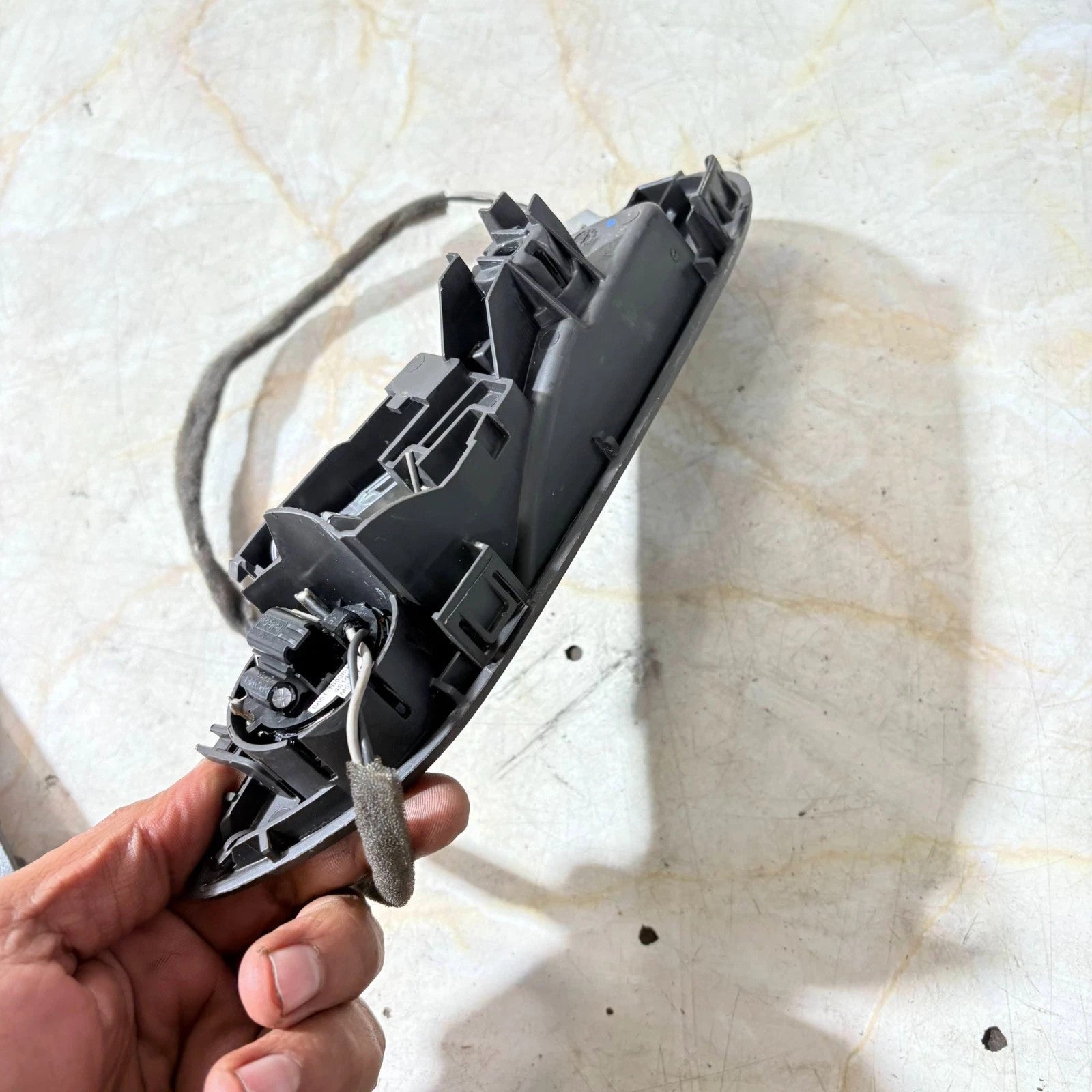 08-17 FORD FIESTA MK7 INSIDE PASSENGERS LEFT SIDE FRONT DOOR HANDLE WITH SPEAKER