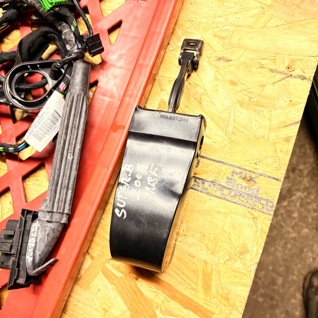 2009 SKODA SUPERB N/S/F PASSDENGER SIDE LEFT FRONT DOOR CATCH STRAP