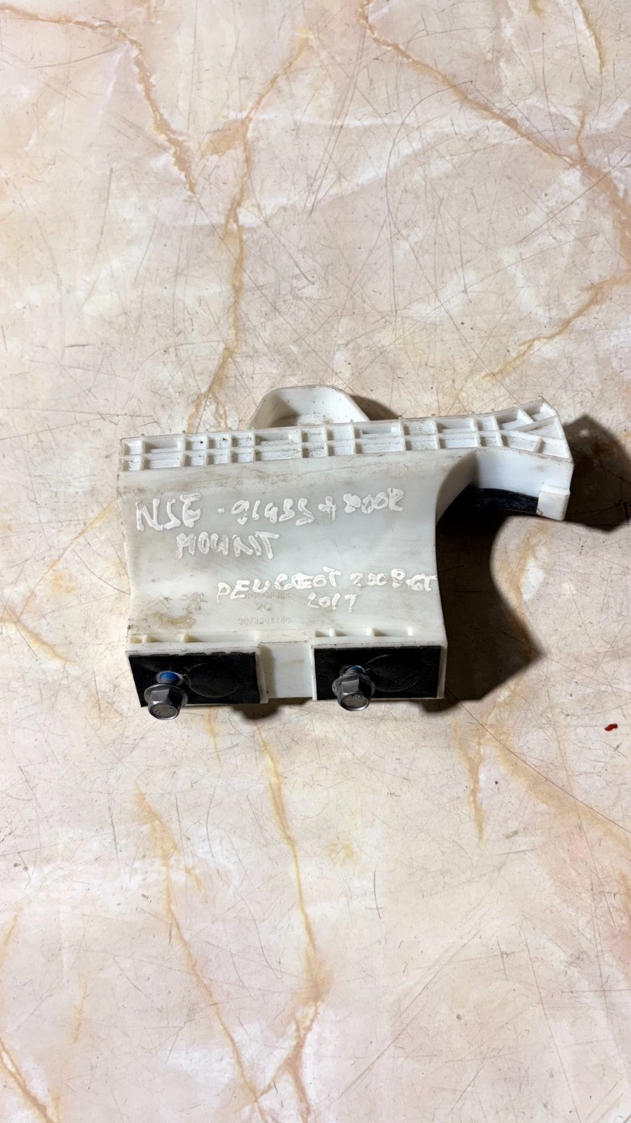 PEUGEOT 2008 MK1 2013-2019 FRONT LEFT WINDOW GLASS GUIDE GT LINE 9673361180