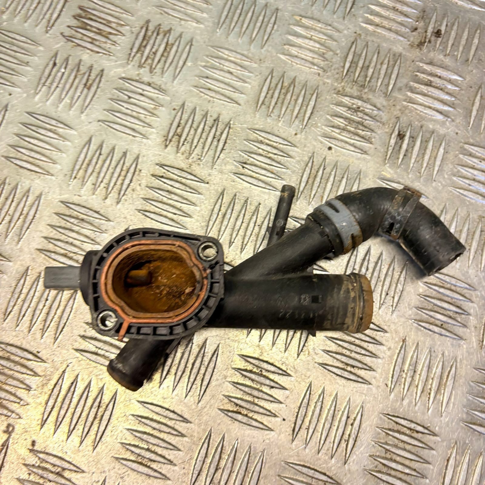 AUDI A3VW GOLF MK6CADDY TOURAN 1.6TDI CAY ENGINE-COOLANT FLANGE 03L121131AA 2012
