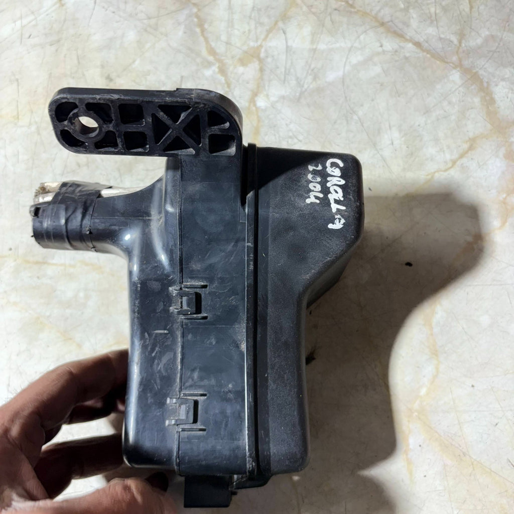 Toyota Corolla 2004 Engine Bay Fuse & Relay Box Under Bonnet Junction Block
