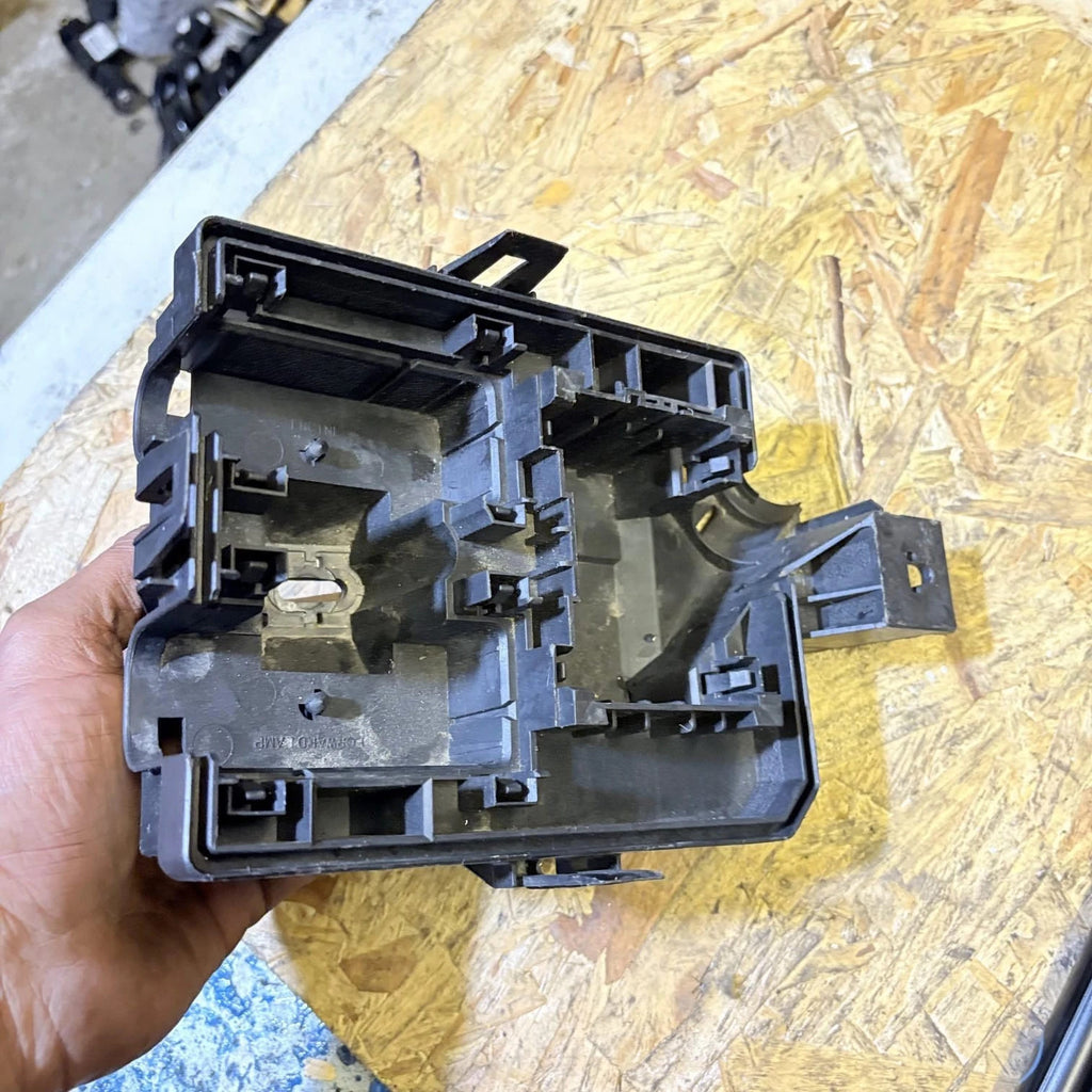 VAUXHALL MOKKA MK1 2012-2019 ENGINE BAY FUSE BOX MOUNTING BRACKET 95962913