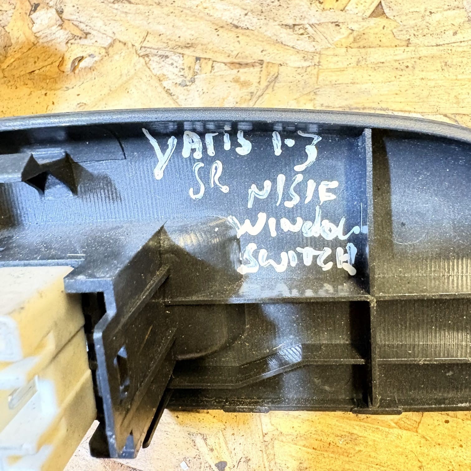 TOYOTA YARIS MK1 XP10 PASSENGER FRONT ELECTRIC WINDOW SWITCH 3 DOOR JTD