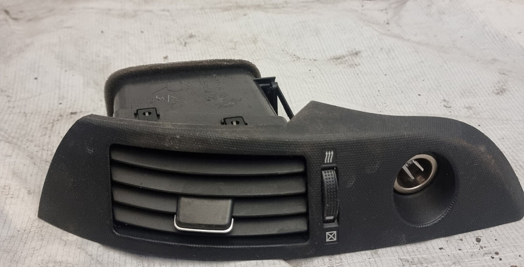 Toyota Corolla Verso E121 2006 Right dash center air vent grill PRT534