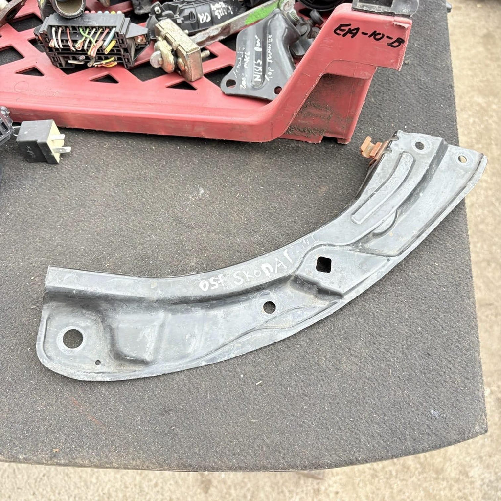 SKODA RAPID HEADLIGHT BRACKET DRIVER FRONT SIDE 5JA805932A