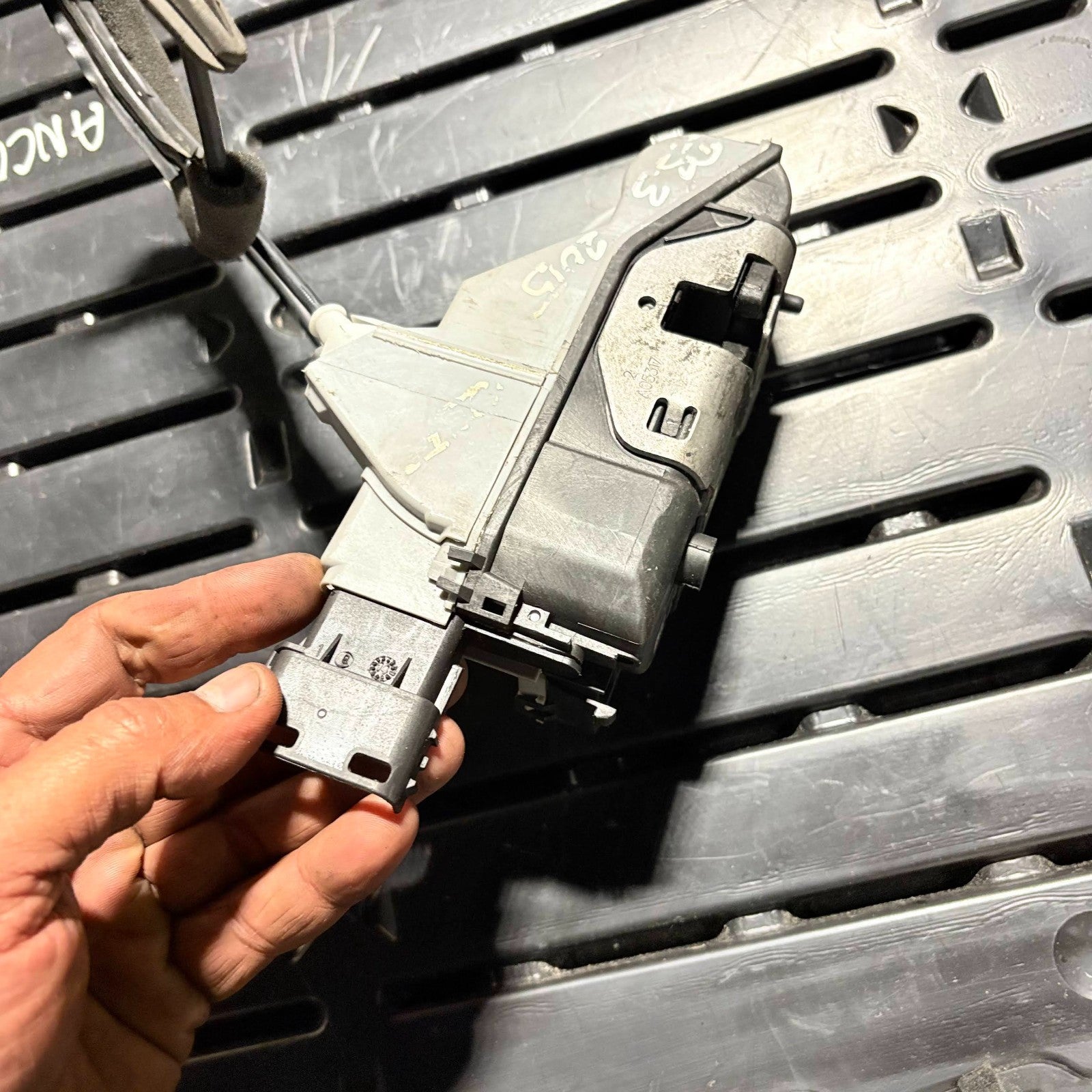 2015 CITROEN DS3 DOOR LOCK ASSEMBLY (RIGHT FRONT) A04973