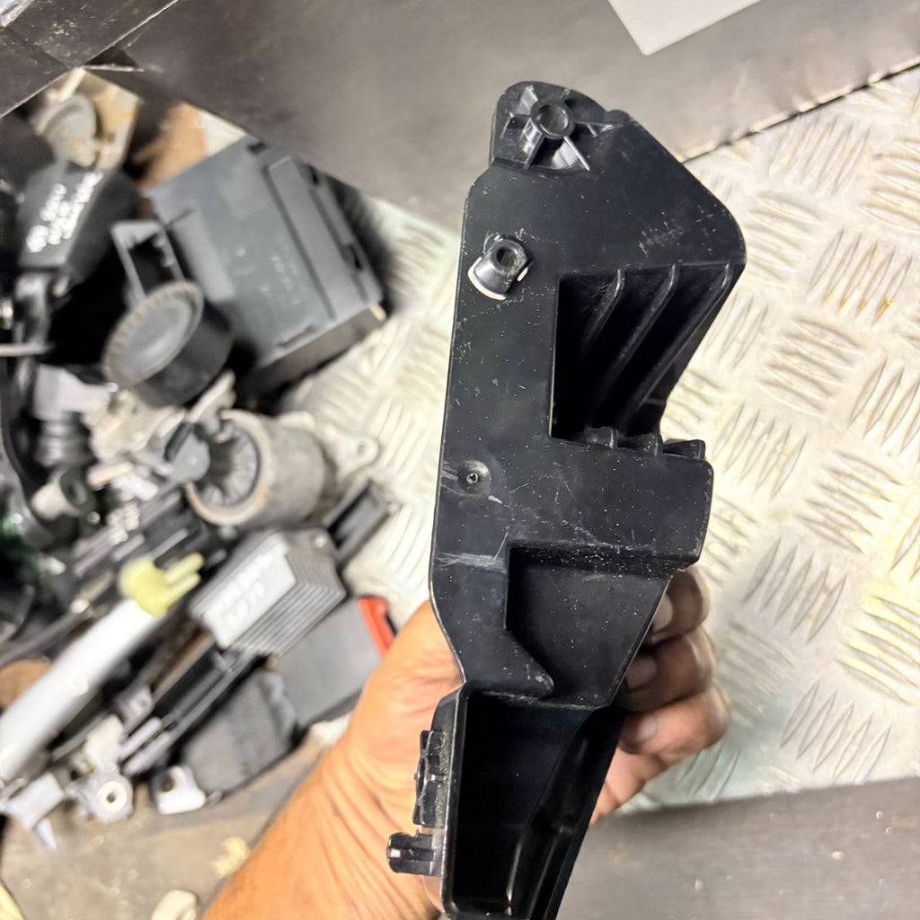 2013 VOLVO V40 REAR LEFT SEAT BELT BRACKET 31305594