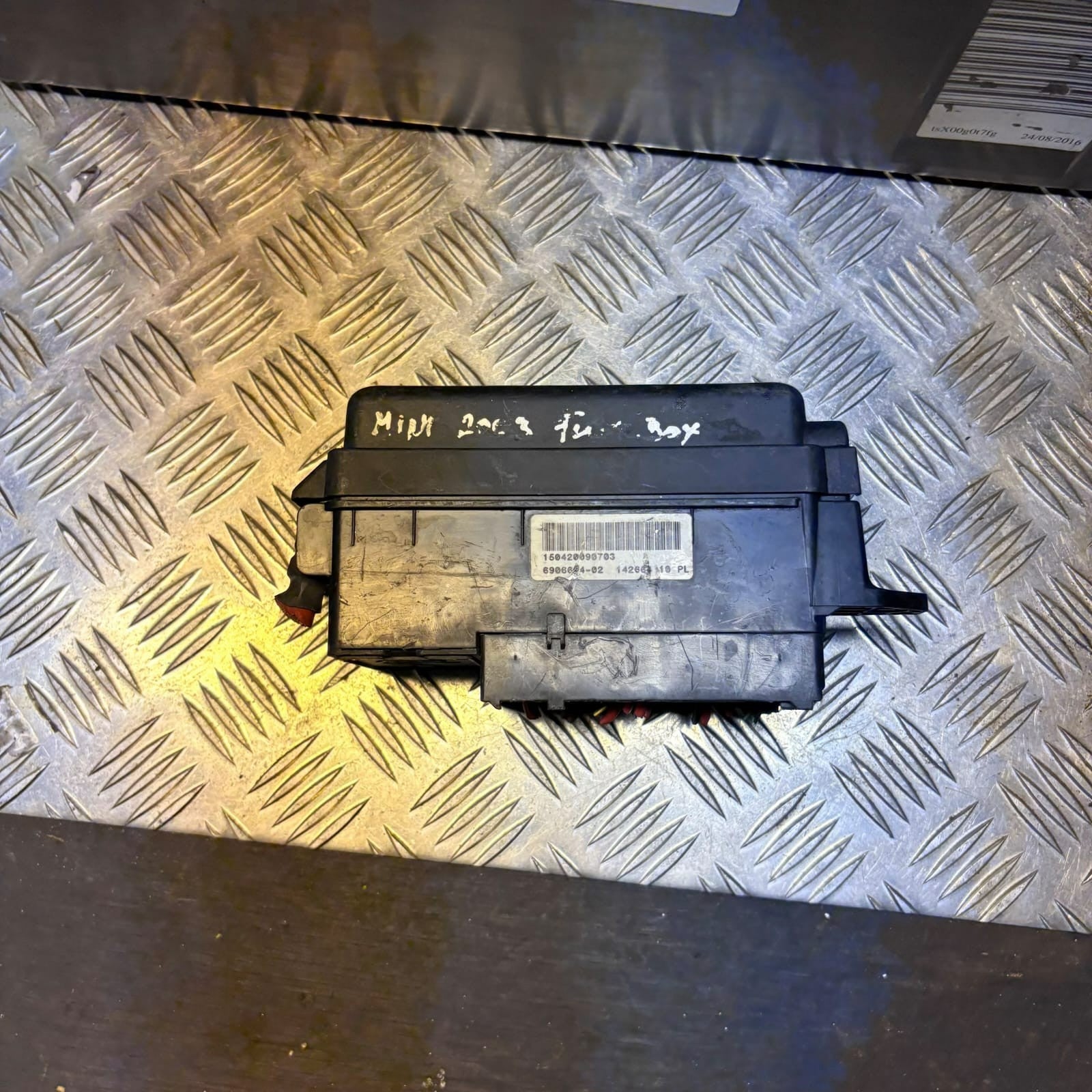 MINI COOPER ONE R50 2003 EXTERNAL UNDER BONNET ENGINE BAY FUSE BOX 142664