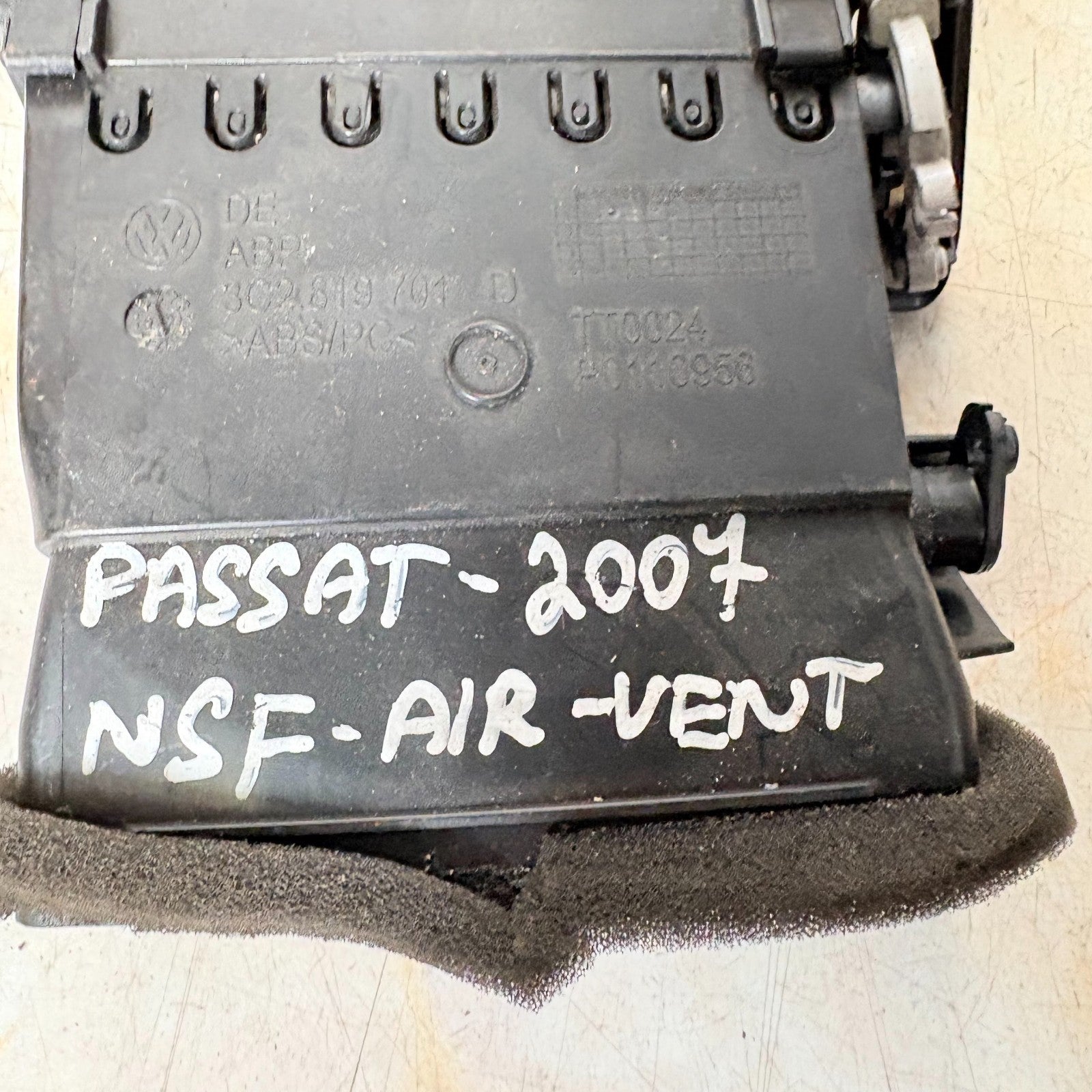 2005-2010 VW PASSAT DASH AIR VENT PASSENGER FRONT LEFT SIDE 3C2819701D