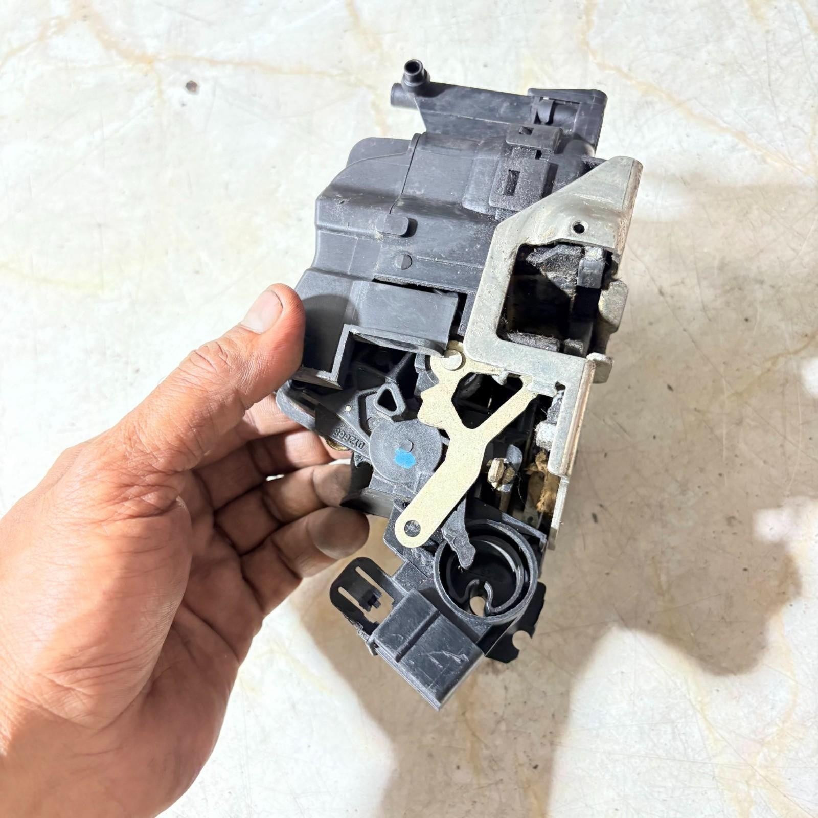1995-2001 MERCEDES E300 NEARSIDE PASSENGER FRONT CENTRAL LOCKING UNIT