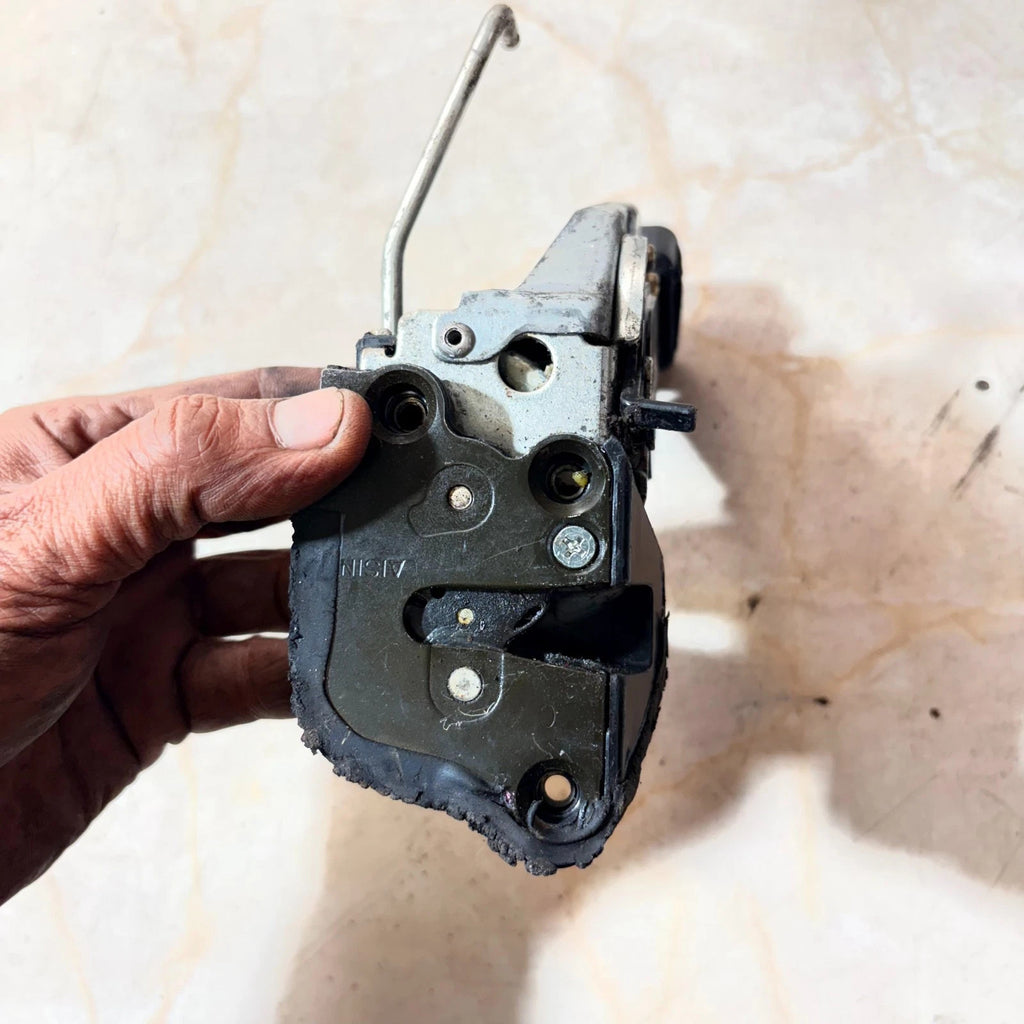 SUZUKI GRAND VITARA 1998-2005 OSR DRIVER REAR DOOR LOCK CATCH
