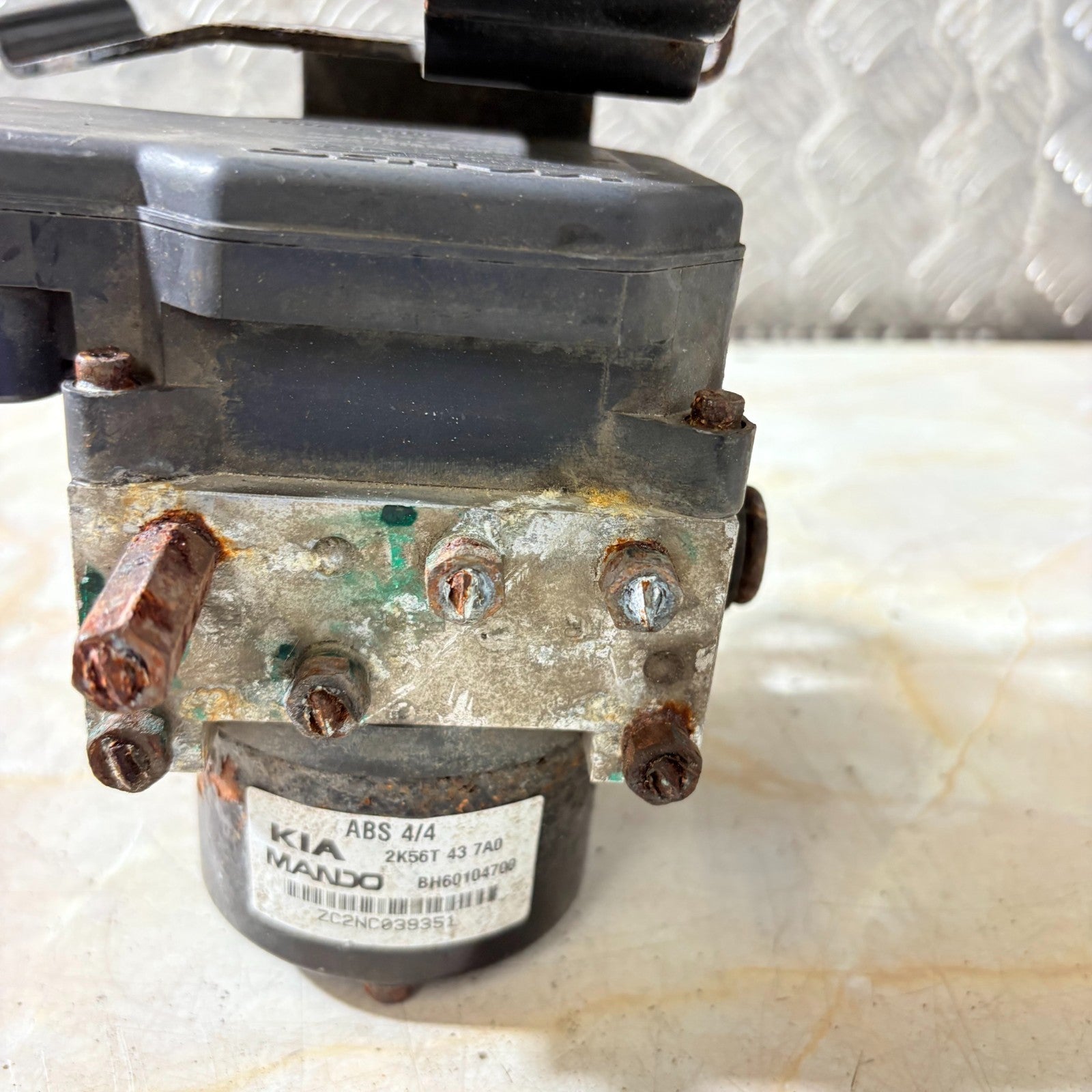 Kia Sedona 2001-2005/Carnival 1999-2005 ABS Pump & Module (Mando) 2K56T-437A0