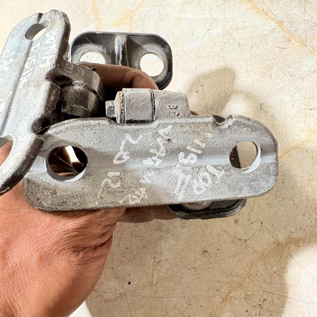JAGUAR 2012 REAR RIGHT DOOR HINGE LOWER & FRONT LEFT HINGE UPPER AA8SA1120031