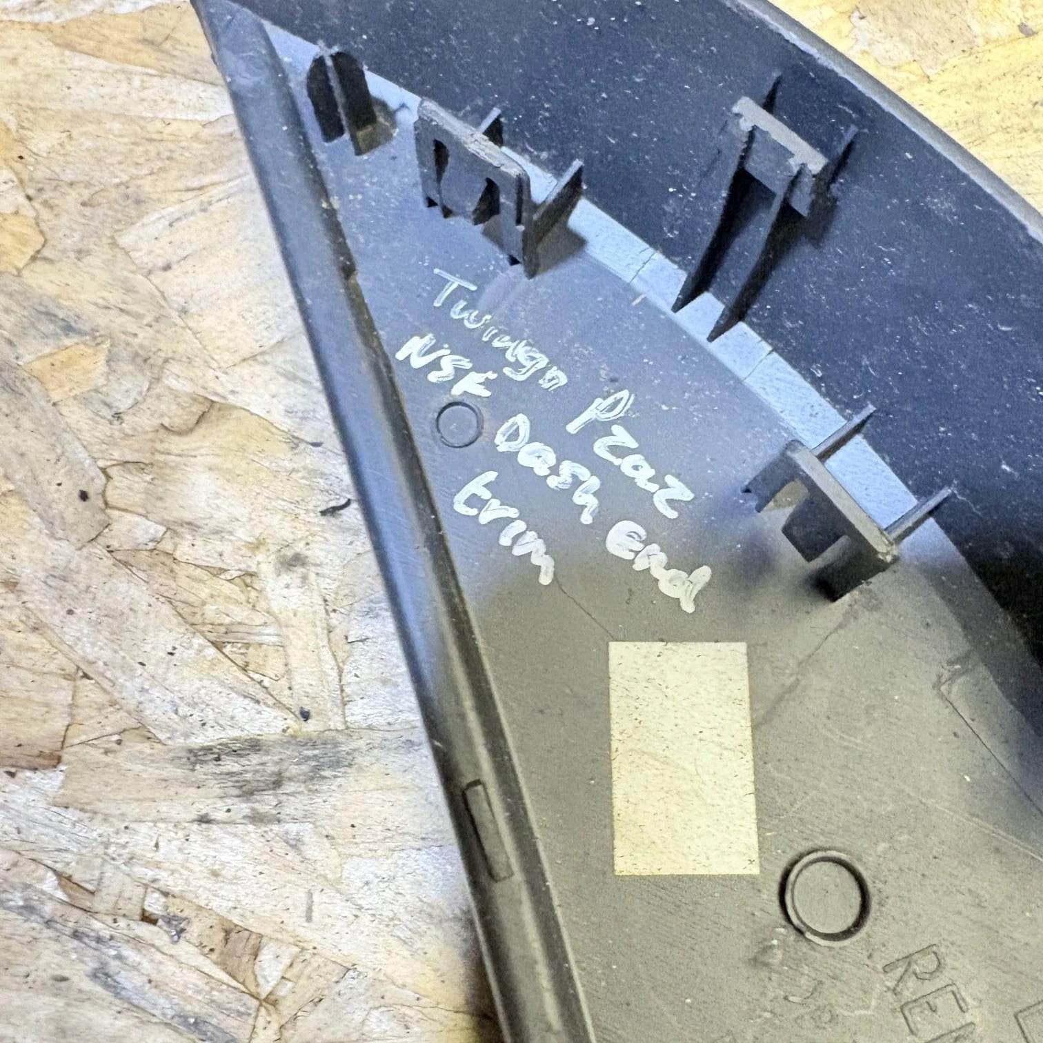 RENAULT TWINGO MK2 GT DASH END TRIM (PASSENGERS FRONT SIDE) 8200510233