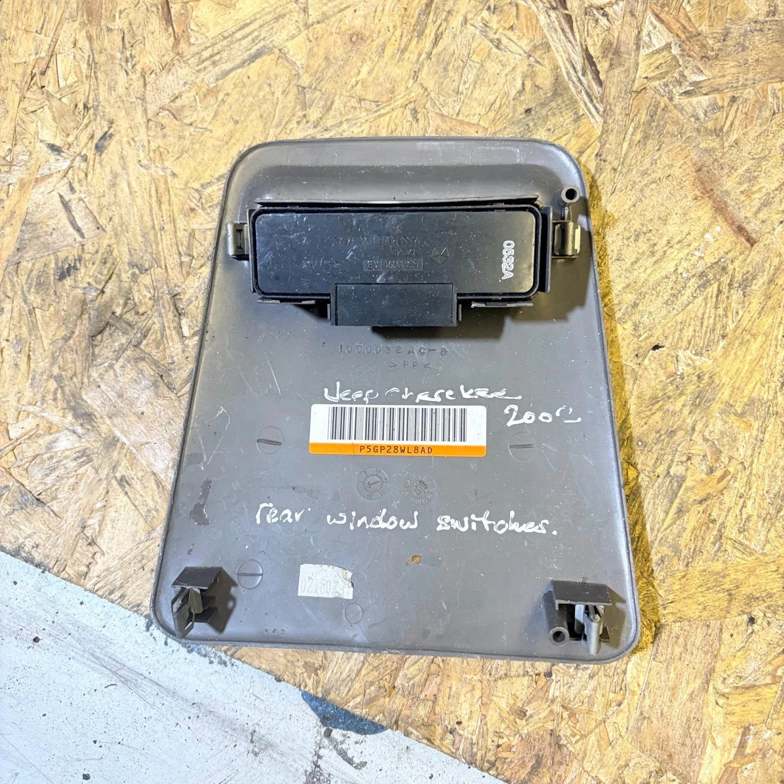 2002-2007 Jeep Cherokee/Liberty KJ Rear Window Switch Panel 1000032AC 56010091AB