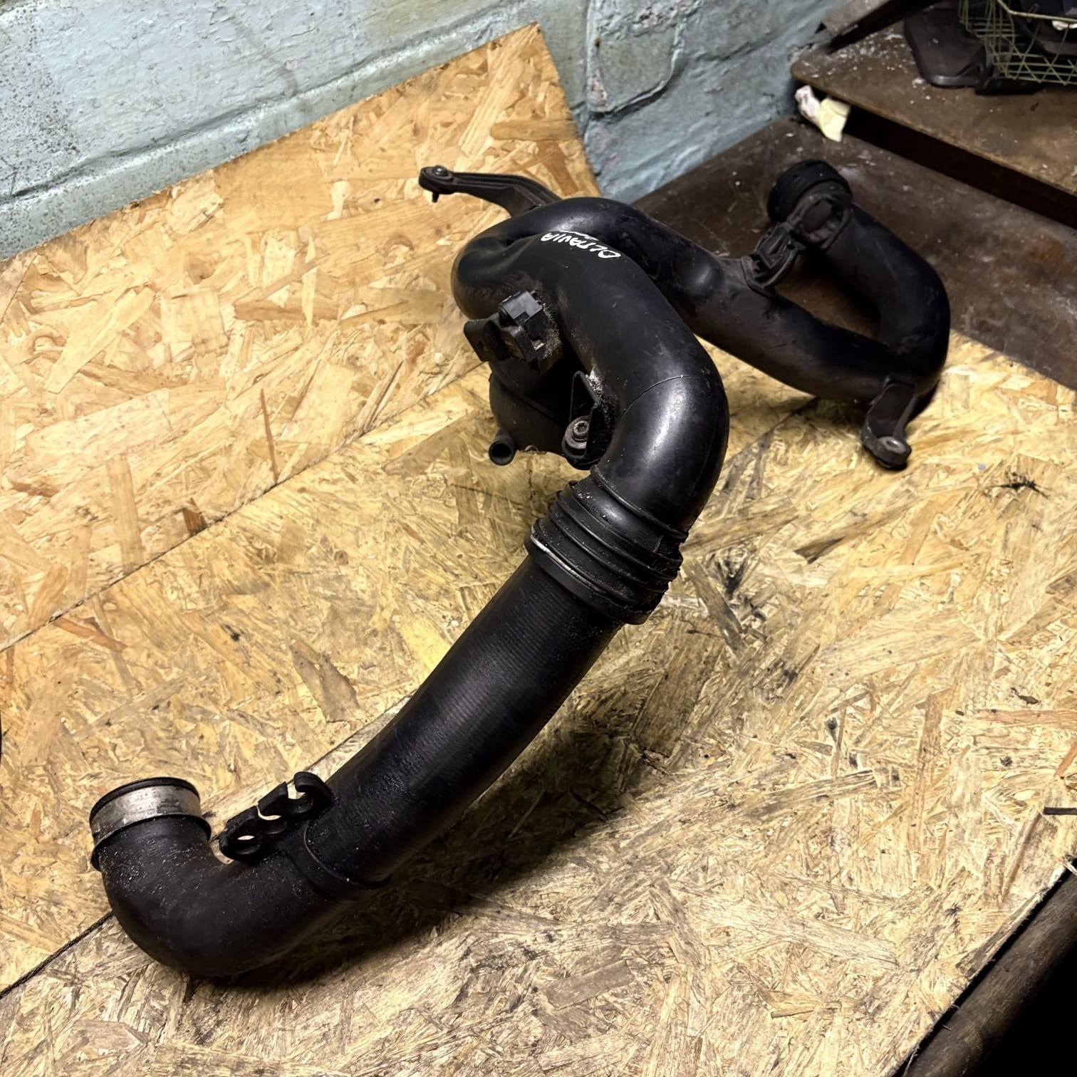 VW GOLF MK5 INTERCOOLER PIPE AIR HOSE 1K0145762AA 1.9 TDI BXE 2012