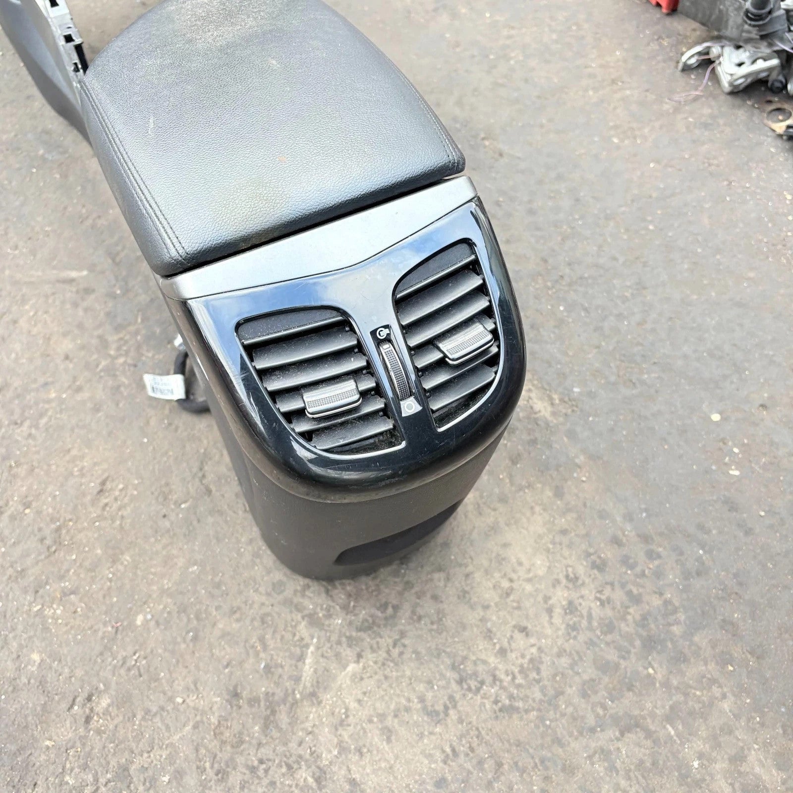2017 HYUNDAI I40 MK1 CENTRE CONSOLE ARMREST TRIM 846013Z930