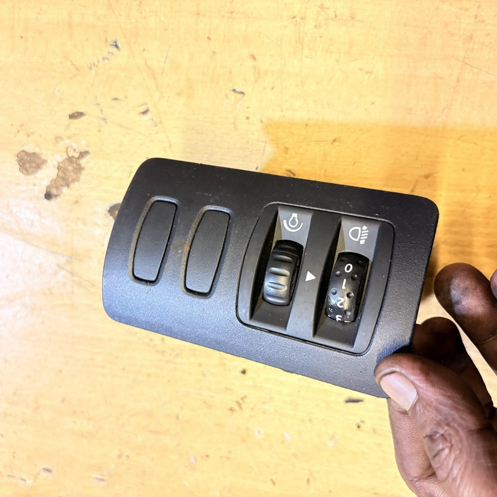 Renault Clio Mk3 2005-12 Headlight Level Dimmer Switch 8200407756 8200407757