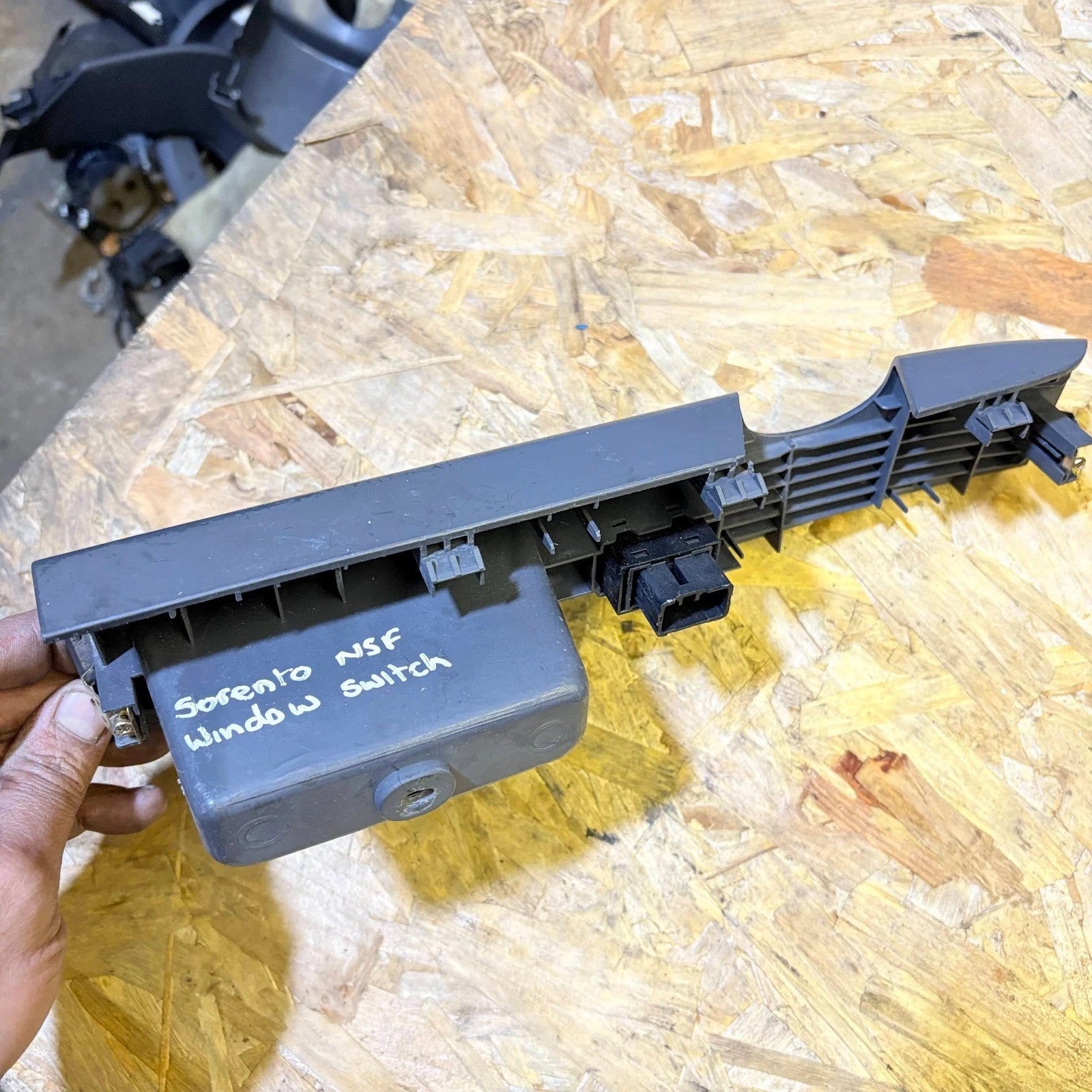 KIA SORENTO DOOR ELECTRIC WINDOW SWITCH LEFT FRONT N/S/F