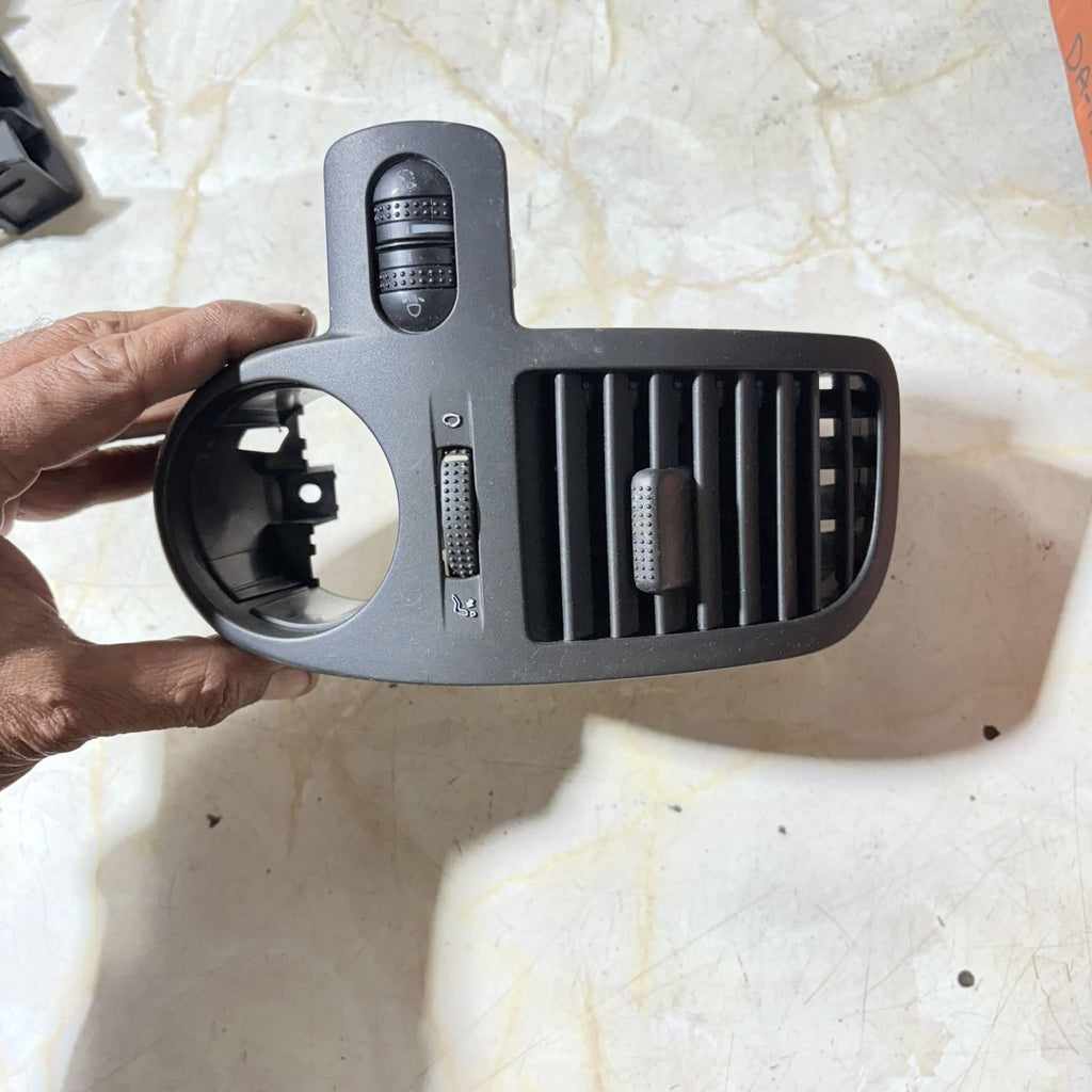 VW POLO 6N2 LUPO 1999-2003 RHD CENTRAL DASH VENT HOUSING GRILLE 6X2819703A