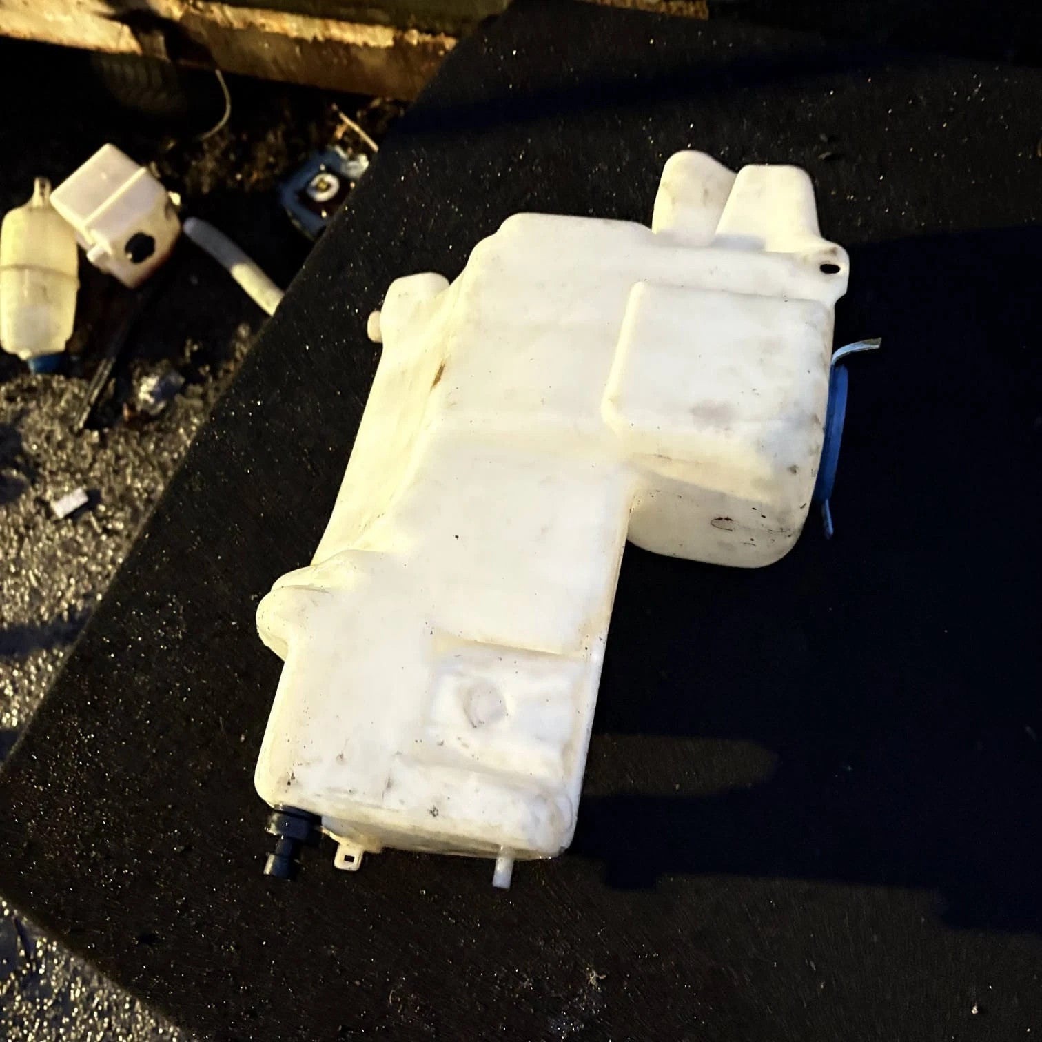 Mercedes Vito Viano Windscreen Washer Bottle 6388691220 (14)