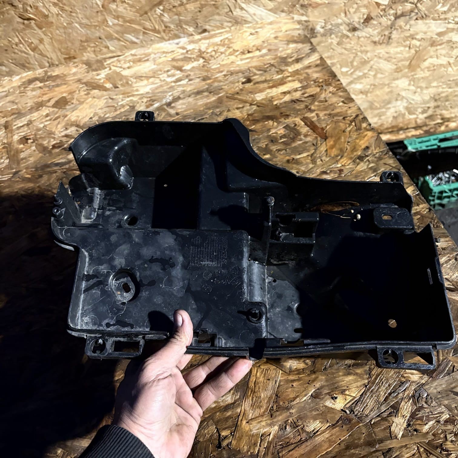 Peugeot 407 SW Estate ECU Fuse Box Holder Tray Engine Bay 96448558 04-11