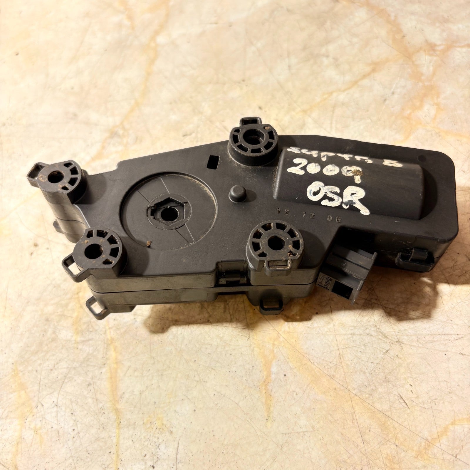 Skoda Superb II 3T sedan actuator flap hinge tailgate right 3T0827300B 2009