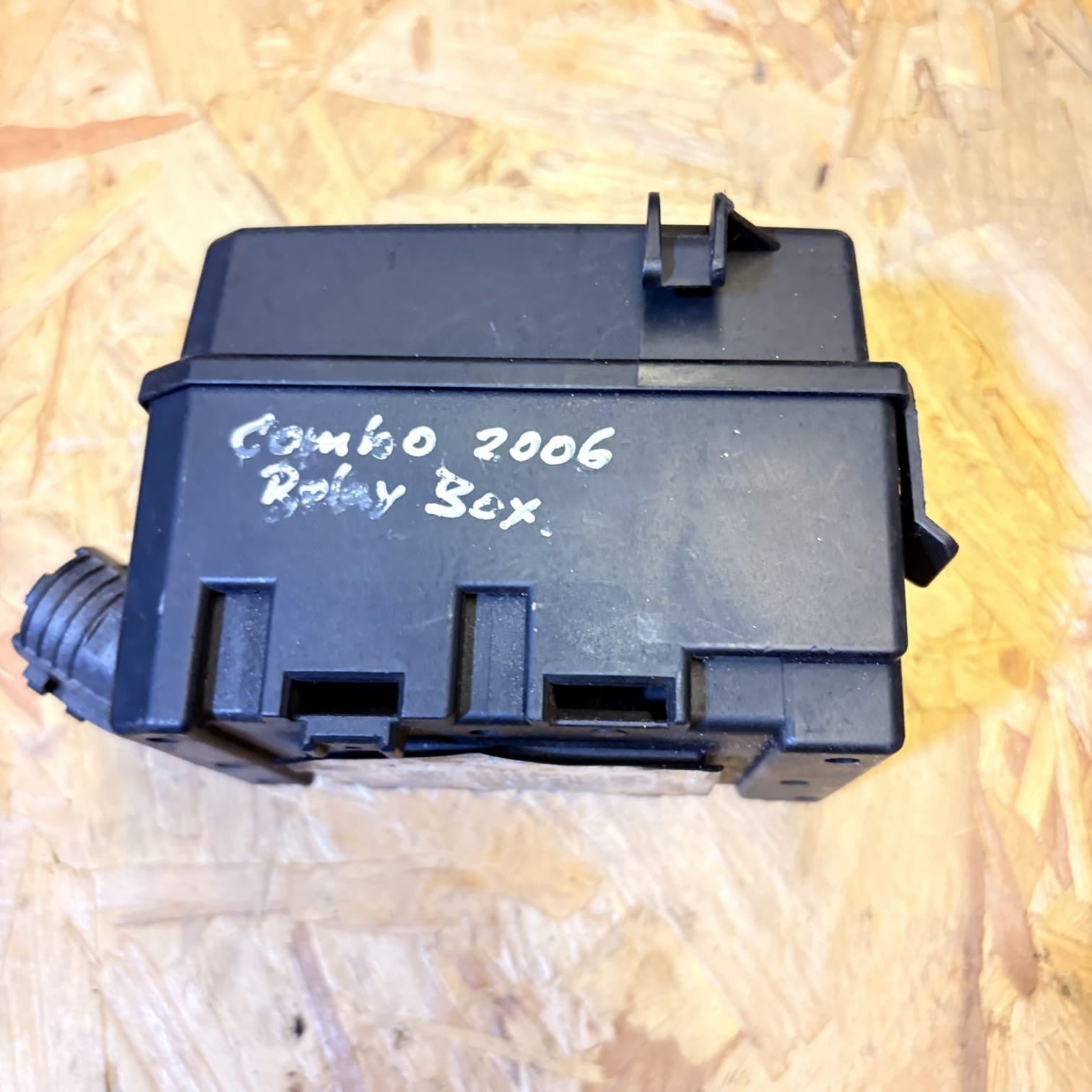 VAUXHALL COMBO CORSA 2006 FUSE BOX 13106985