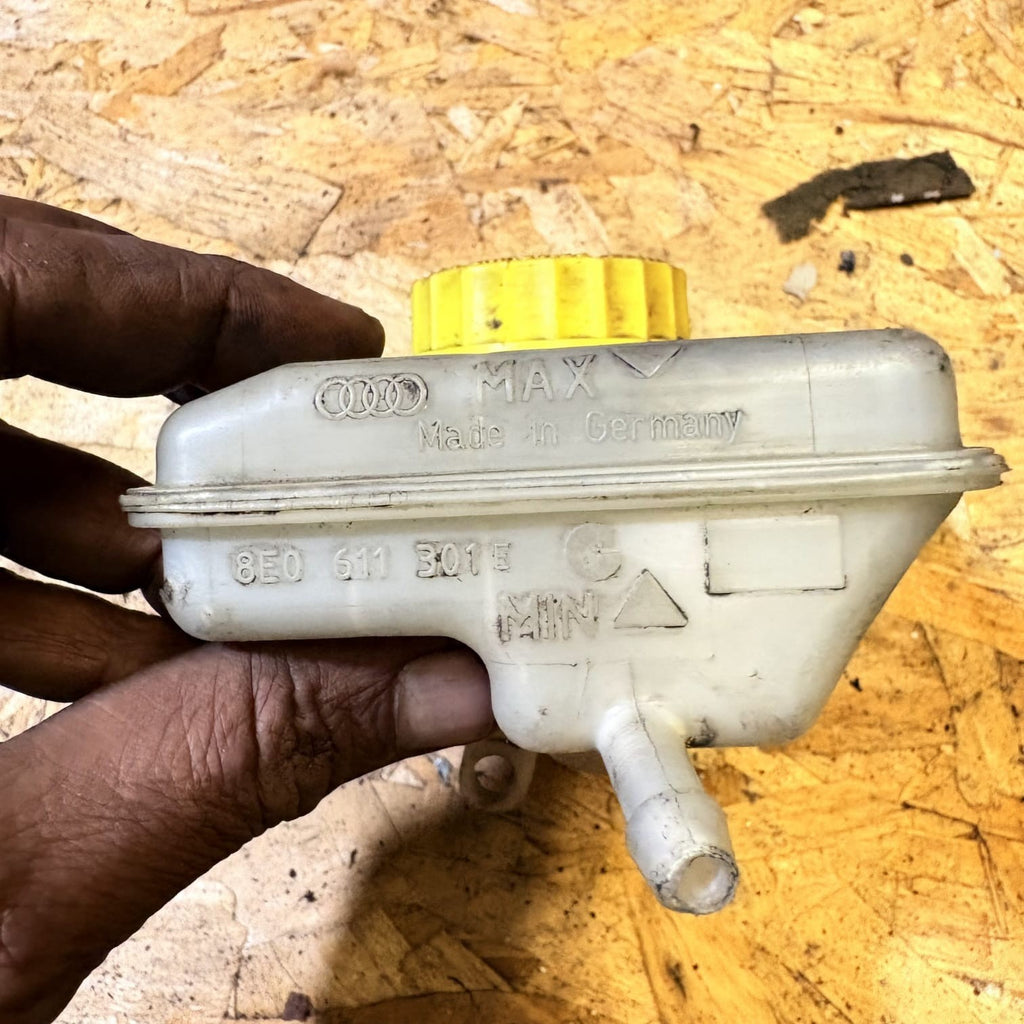 Audi A4 S4 B6 8E 8H 2000 Brake Fluid Tank Bottle 8E0611301E AMD80555